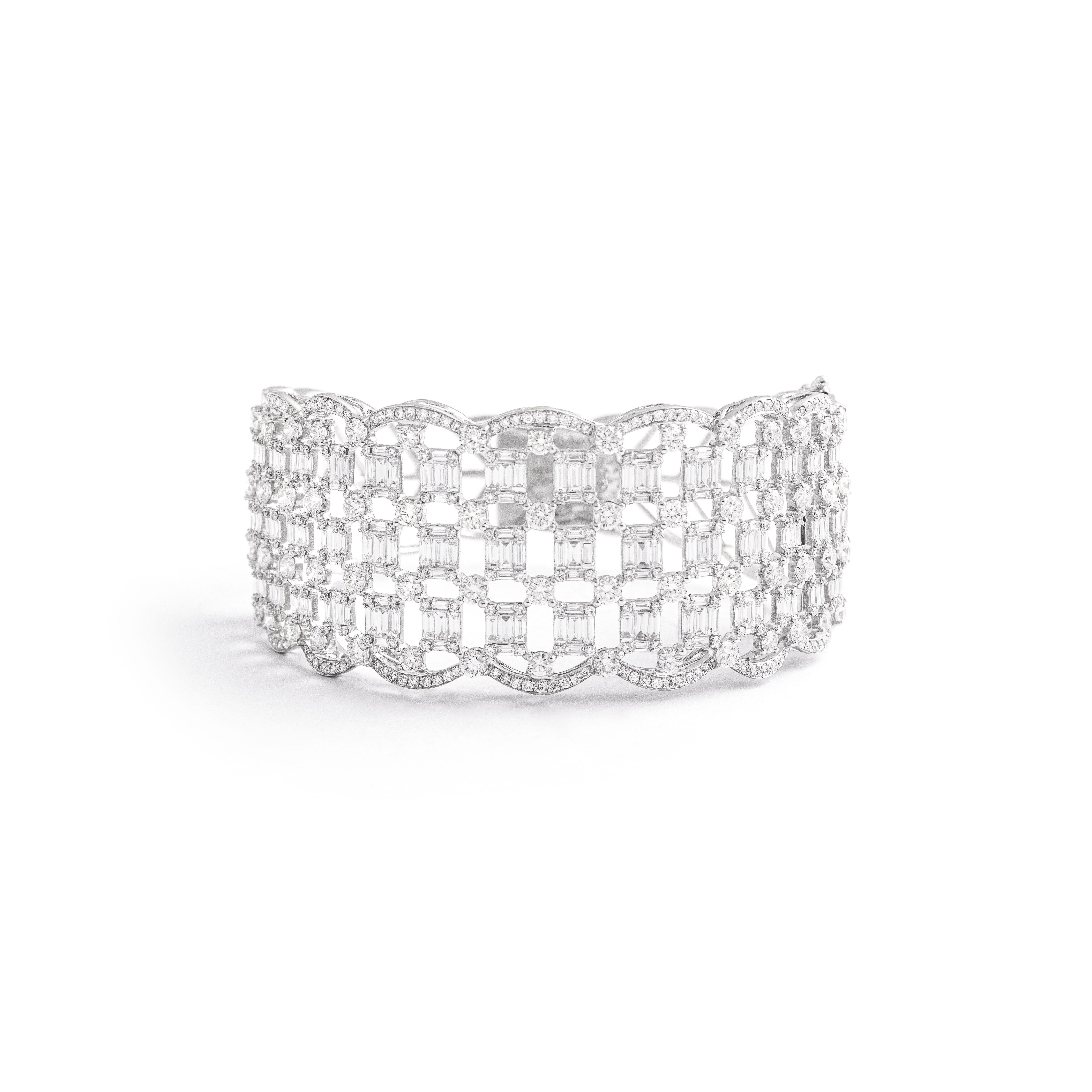 Taille baguette Bracelet jonc en or 18 carats et diamants en vente
