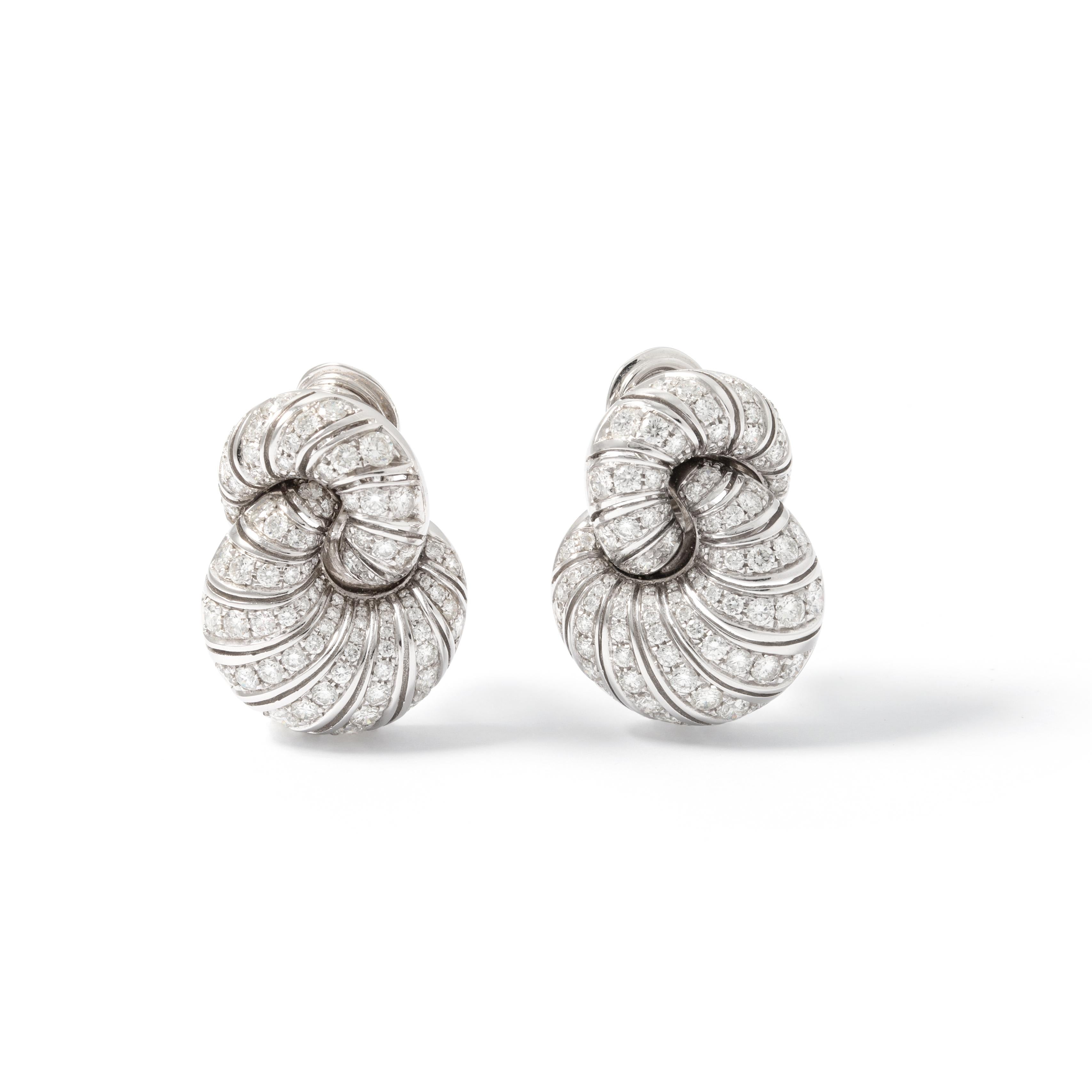 Diamond Earclips mounted on white gold 18K.
Height: 1.14 inches (2.90 centimeters).
Width: 0.83 inch (2.10 centimeters).

Gross weight: 27.82 grams.