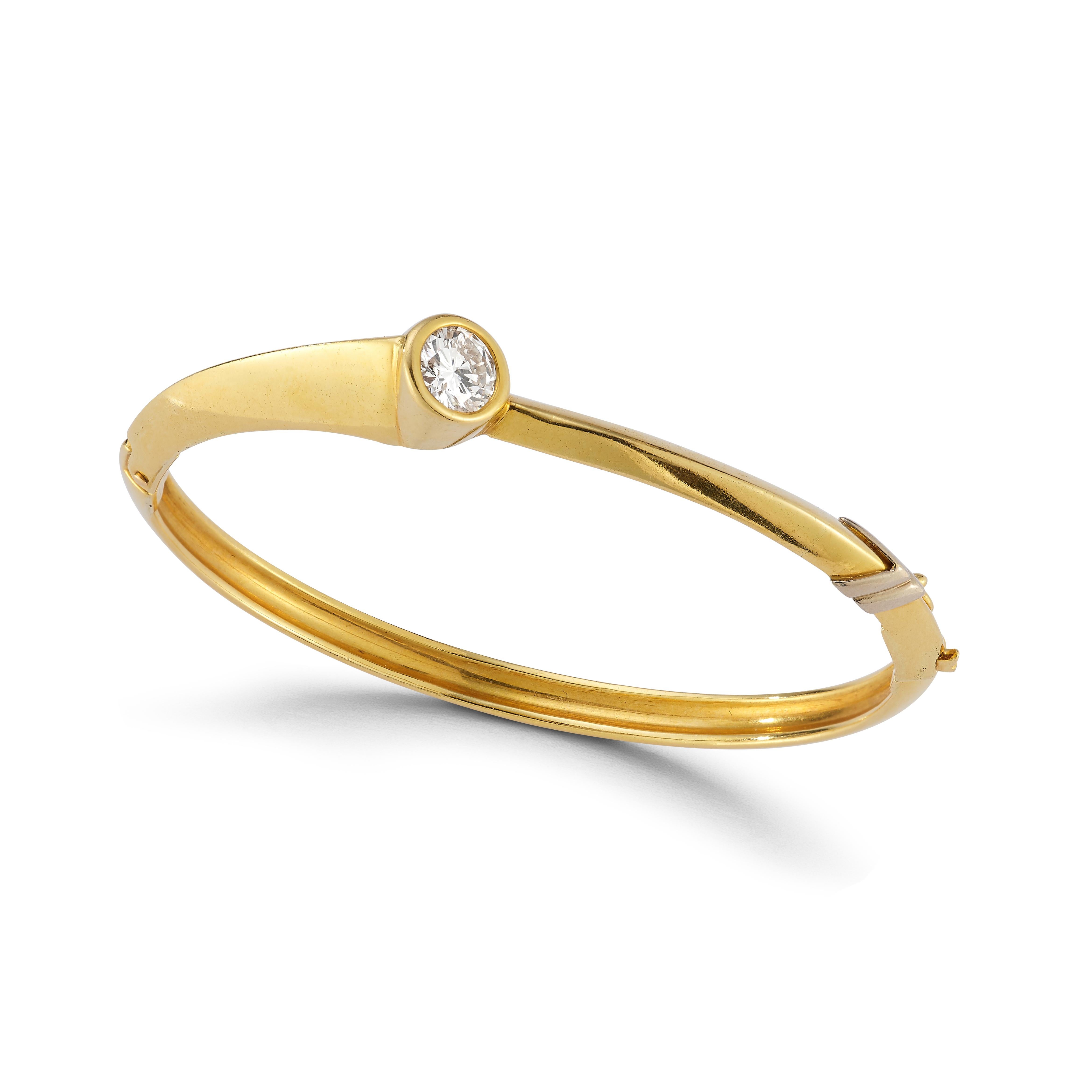 Diamant & Gold Armreif

1 Diamant mit rundem Schliff in Lünette aus 18 Karat Gelbgold

Ungefähres Diamantgewicht: 1,09 Karat 

Umfang: 6.25