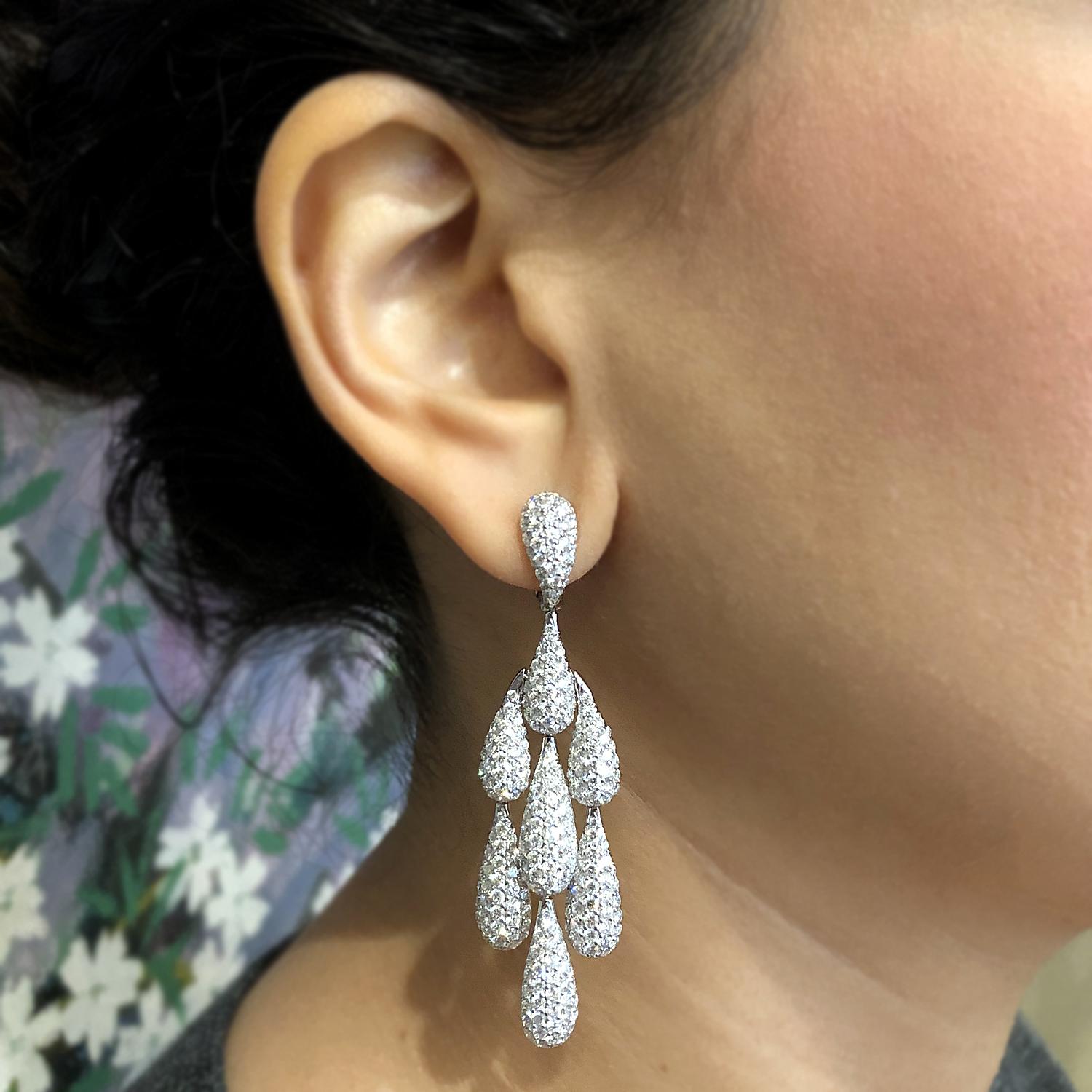 Diamond Gold Chandelier Drop Earrings For Sale 1