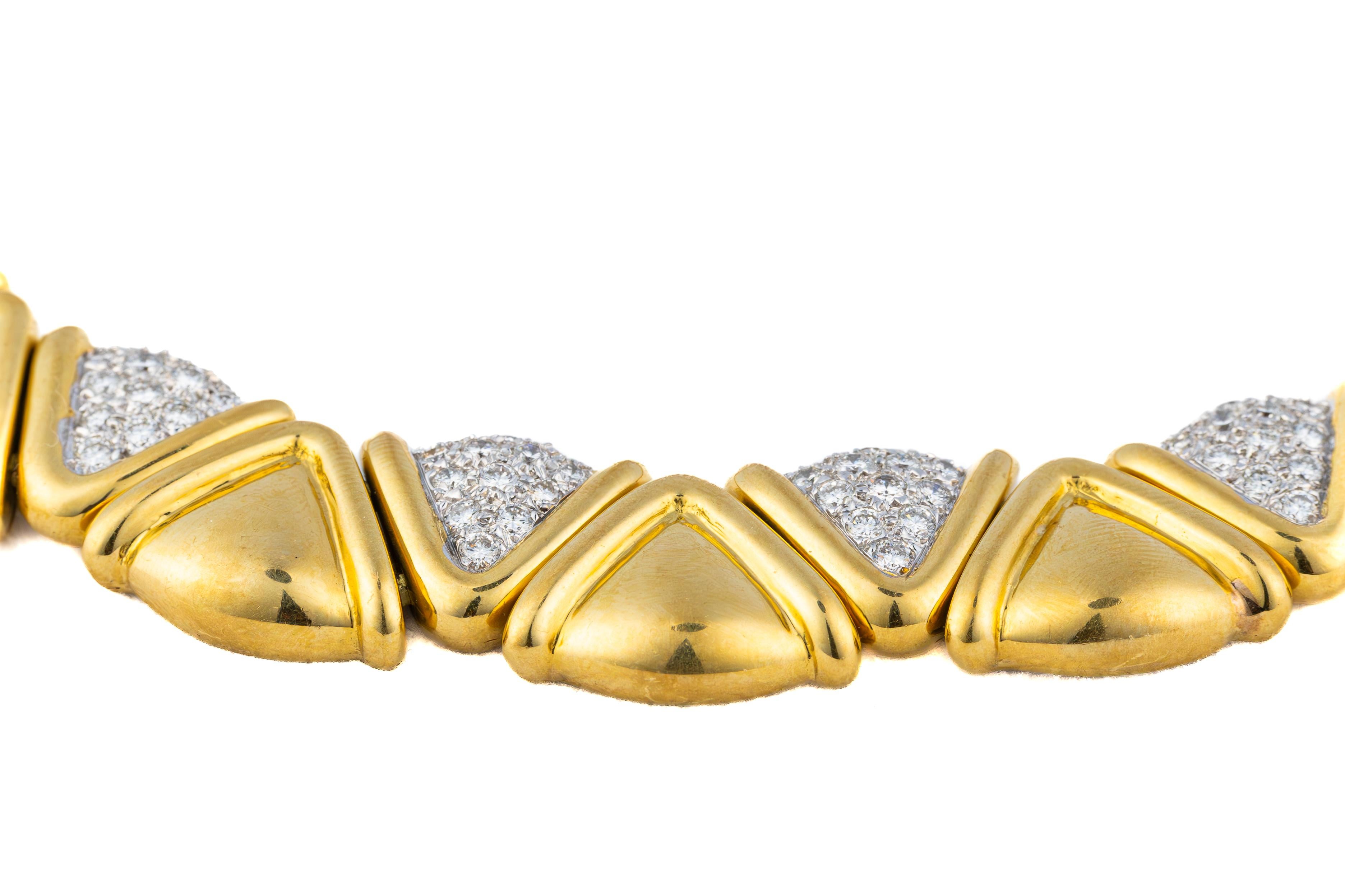 Collana girocollo in oro con diamanti

Un design raffinato di maglie triangolari d'oro che si intrecciano tra loro e che trasmettono un'estetica elegante e sofisticata. Cinque maglie con diamanti incastonati verso il centro aggiungono un tocco
