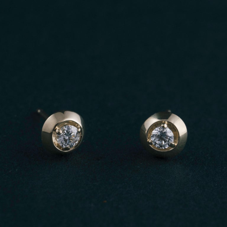 Diamond Gold Circle Stud Earrings For Sale at 1stDibs