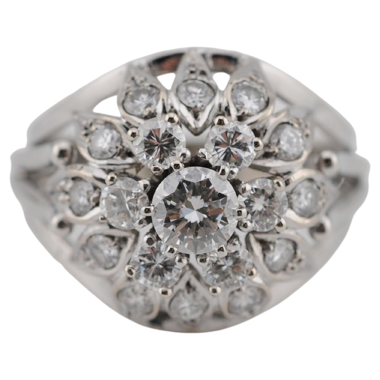 Anello a grappolo in oro bianco 14K con un totale di 1,7 carati

Un raffinato anello a grappolo realizzato in oro bianco 14K, con un'elegante disposizione di diamanti sparsi per un peso totale di 1,7 carati:

1 Diamante: 0,50ct
6 diamanti: 0,10ct