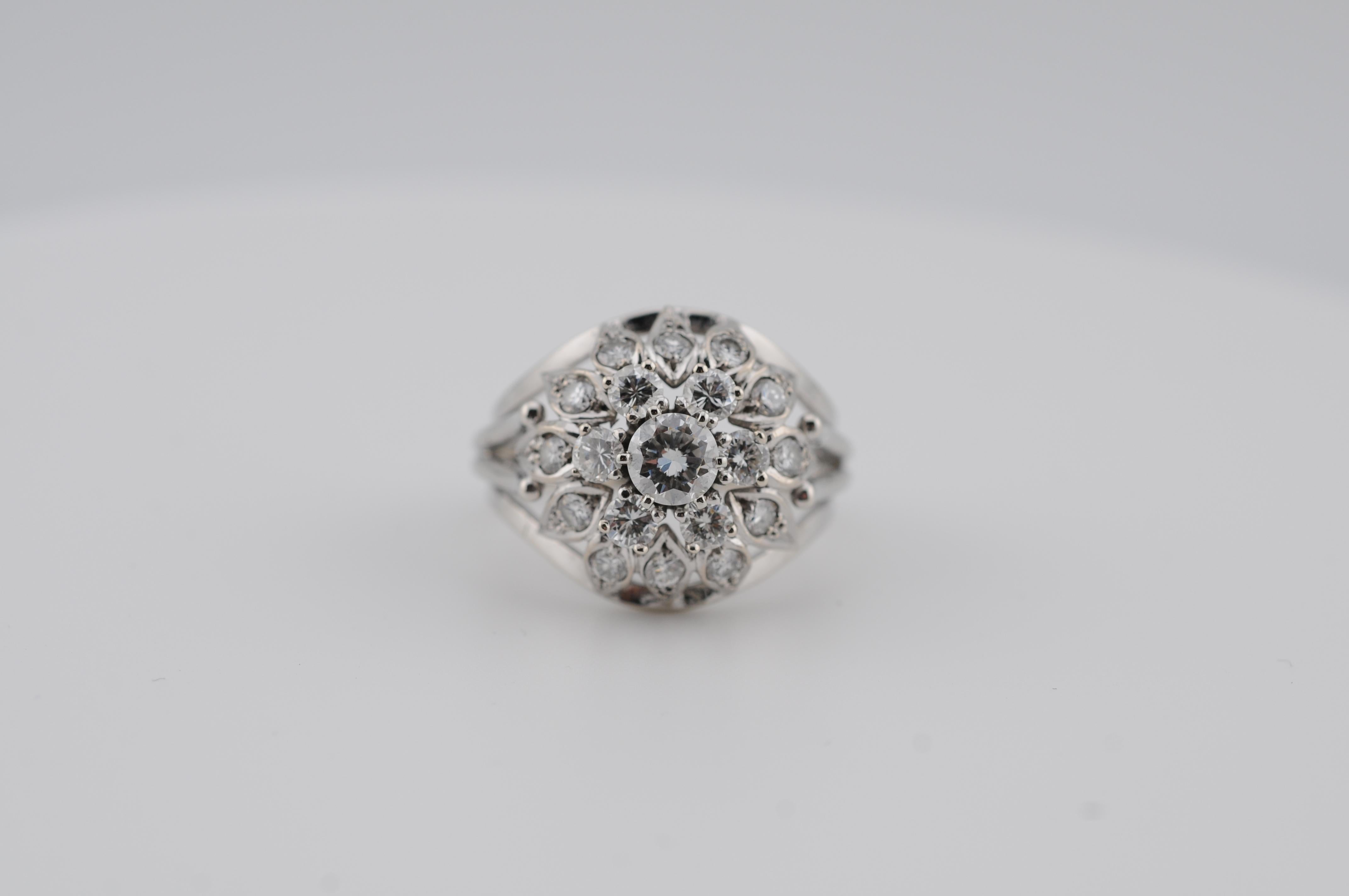 Estetismo Anello con diamante a grappolo in oro bianco 14k in vendita