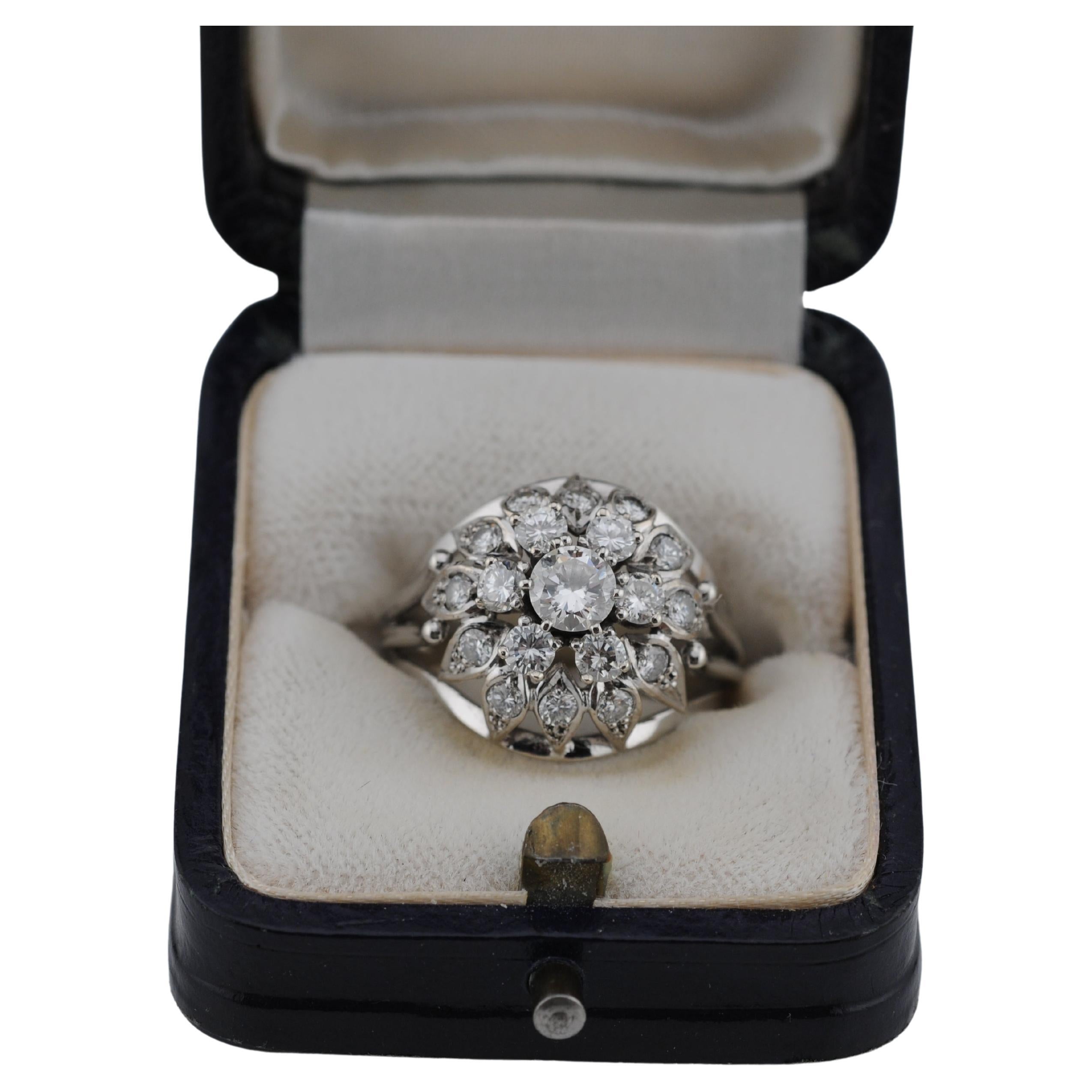 Diamond gold cluster ring in 14k Whitegold