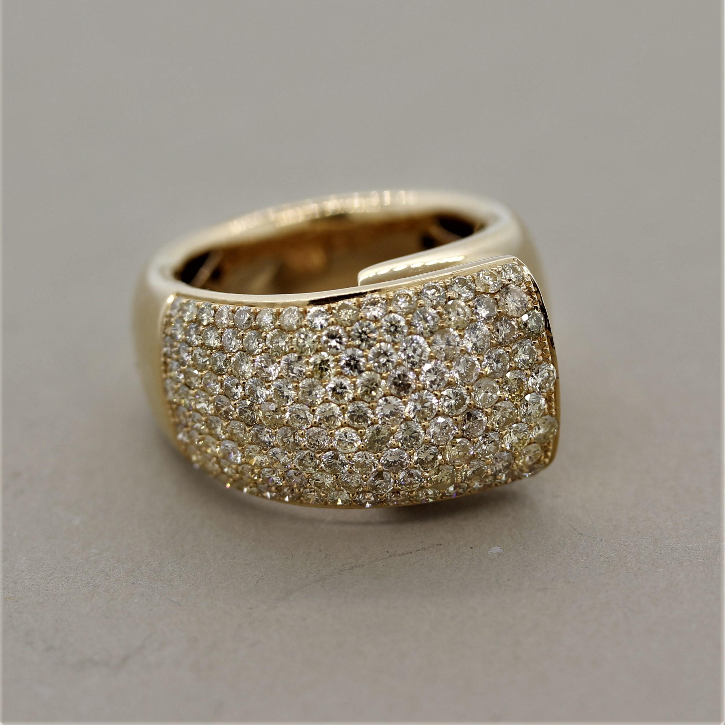 Ein einzigartig gestalteter Cocktailring mit 2,67 Karat runden Diamanten im Brillantschliff. Die Farben reichen von Weiß über Cognac bis Gelb und verleihen dem Stück Kontrast und Feuer. Hergestellt aus 18 Karat Roségold und bereit, getragen und