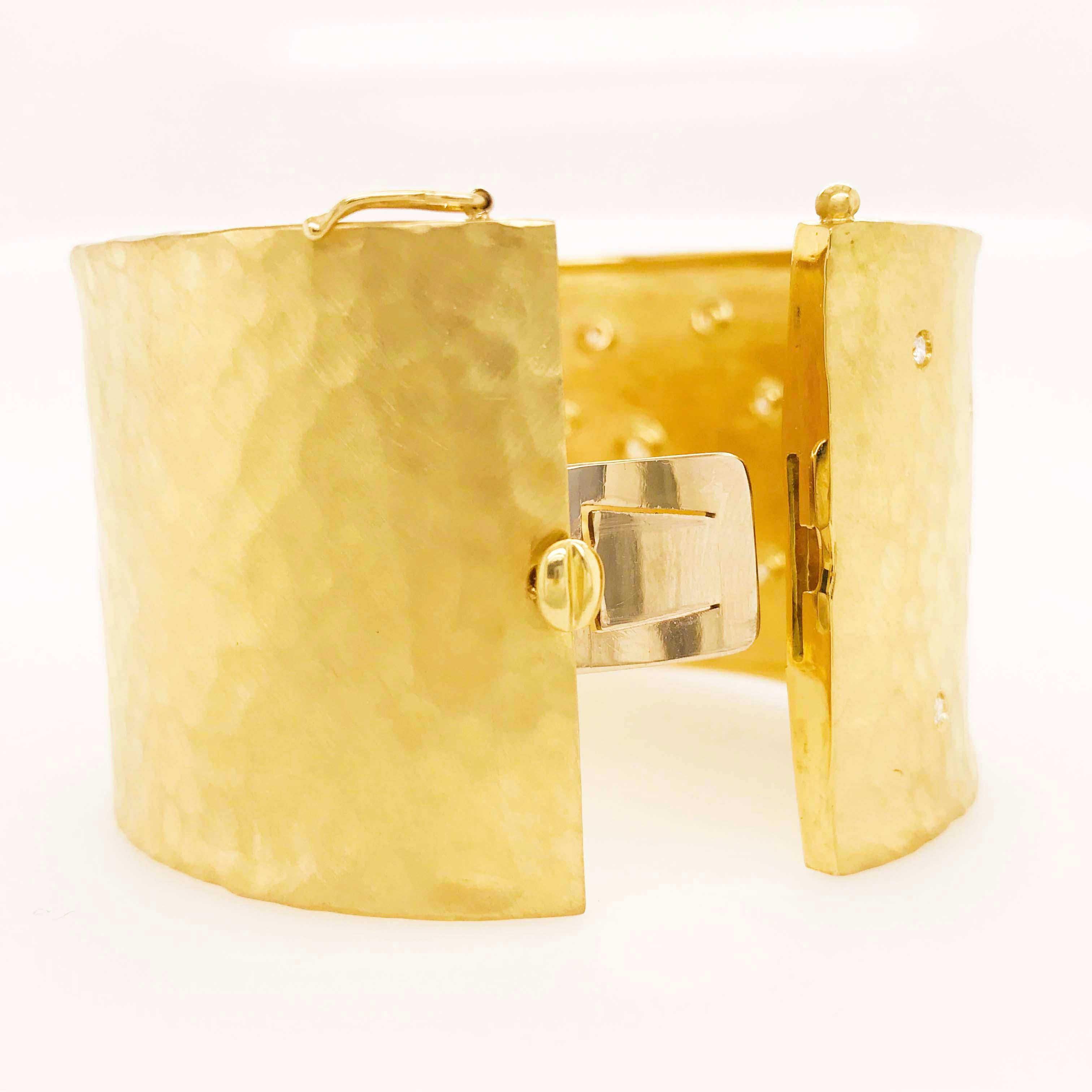 Diamond Gold Cuff Bracelet in 18 Karat Yellow Gold with 1.00 Carat Diamond 4