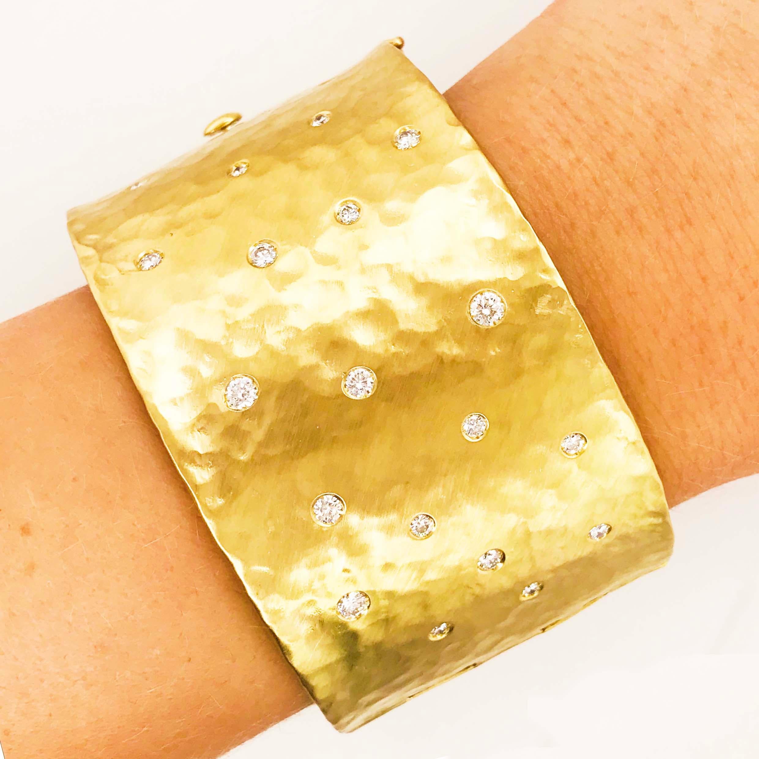 Modern Diamond Gold Cuff Bracelet in 18 Karat Yellow Gold with 1.00 Carat Diamond