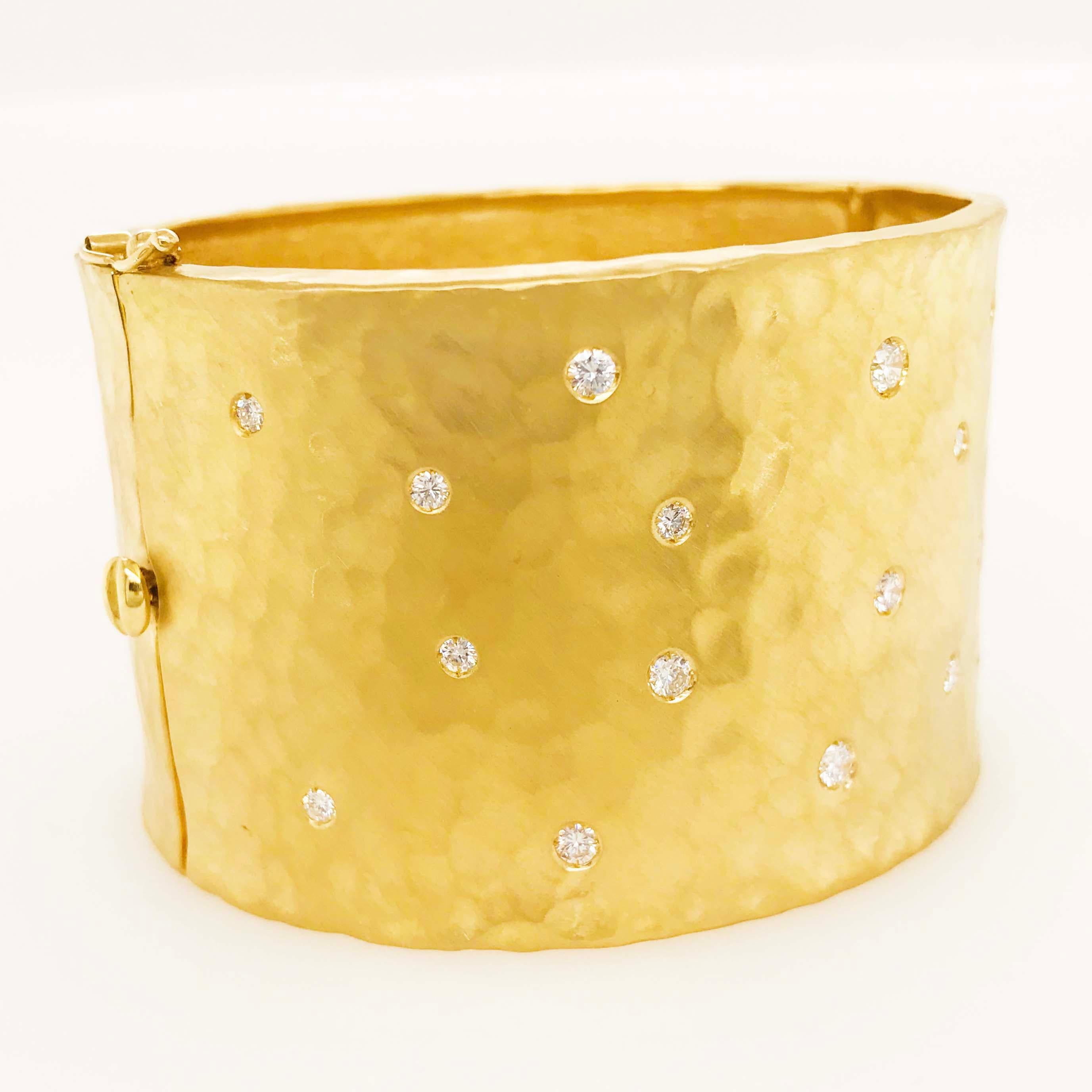 Diamond Gold Cuff Bracelet in 18 Karat Yellow Gold with 1.00 Carat Diamond In New Condition In Austin, TX