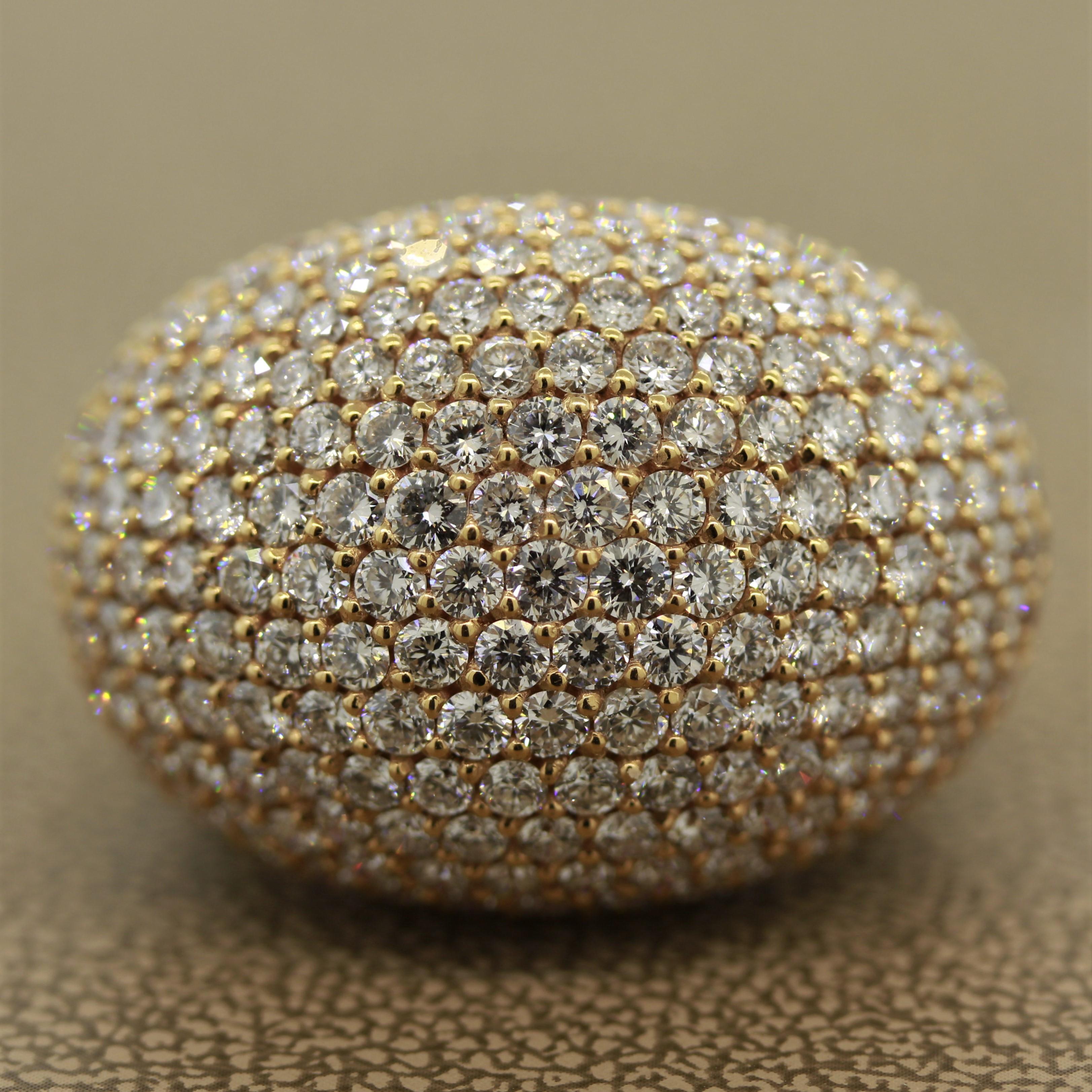 Un anillo de diseño moderno que combina el estilo cúpula en un anillo de cóctel. Presenta 9,36 quilates de diamantes redondos de talla brillante con claridad VS2 y color F-G. Están engastadas en oro rosa de 18 quilates y tienen una vida y un brillo