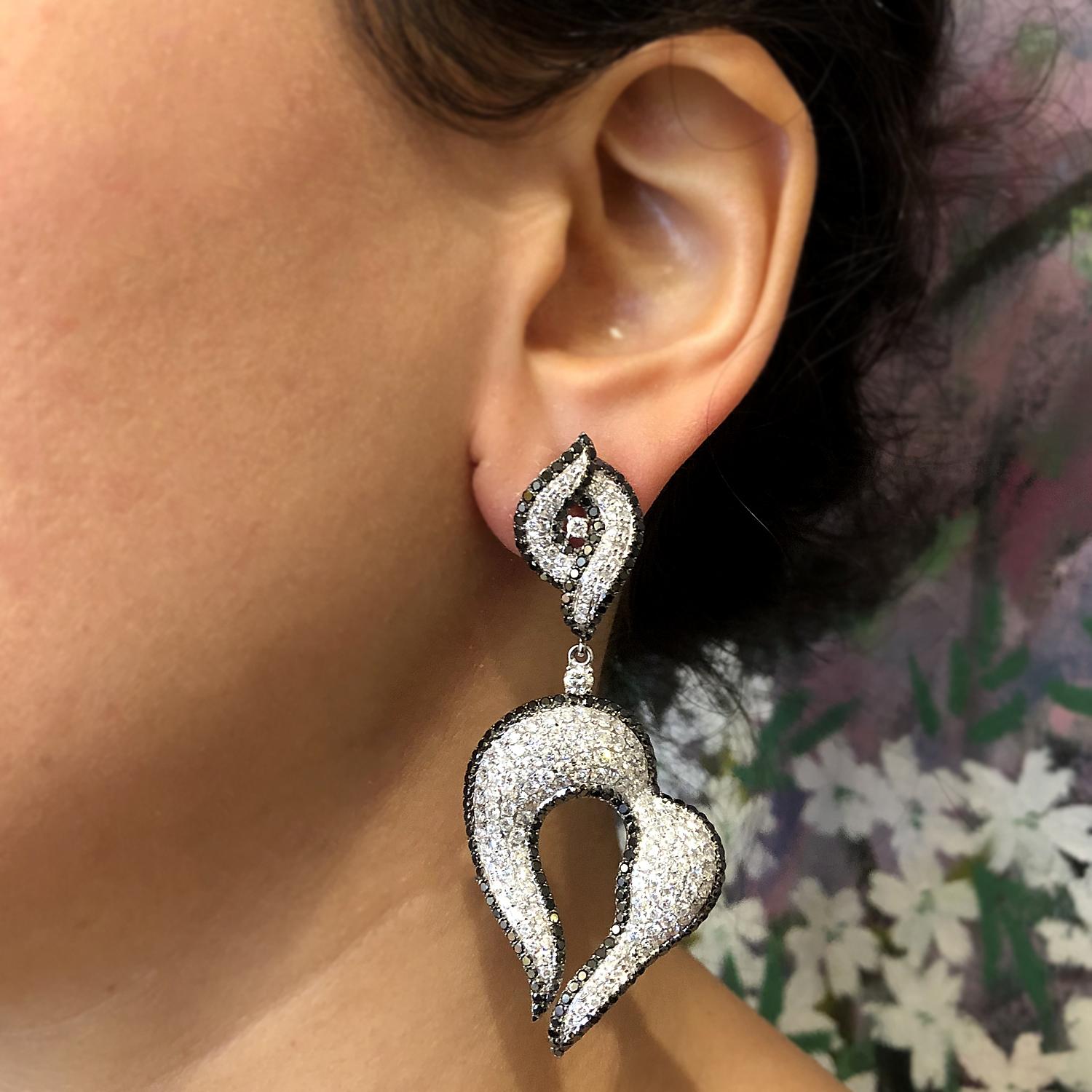 Diamond Gold Drop Swirl Earrings In New Condition In Beverly Hills, CA