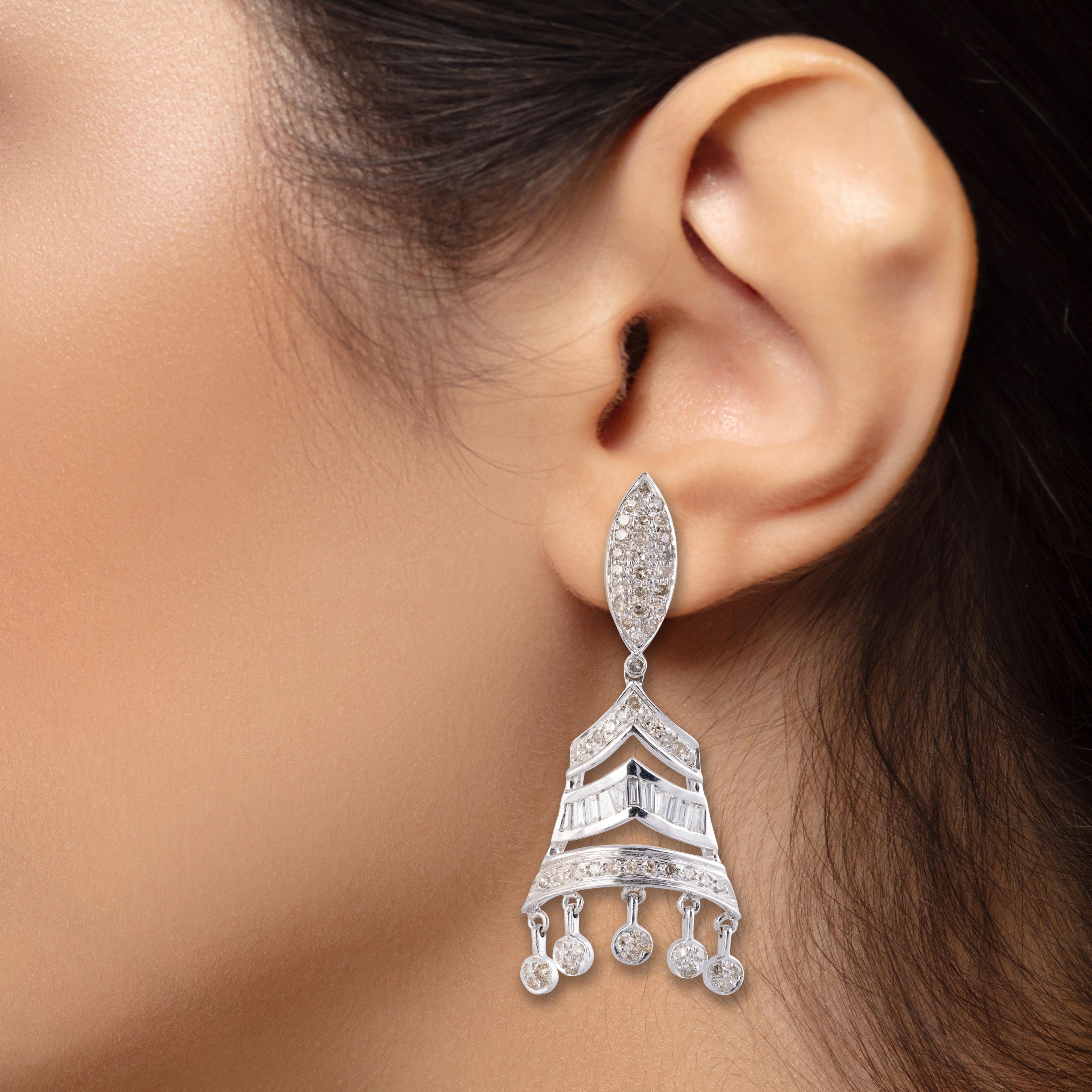 18k gold Diamond Earring with 1.87 carats of gold In New Condition For Sale In jaipur, IN