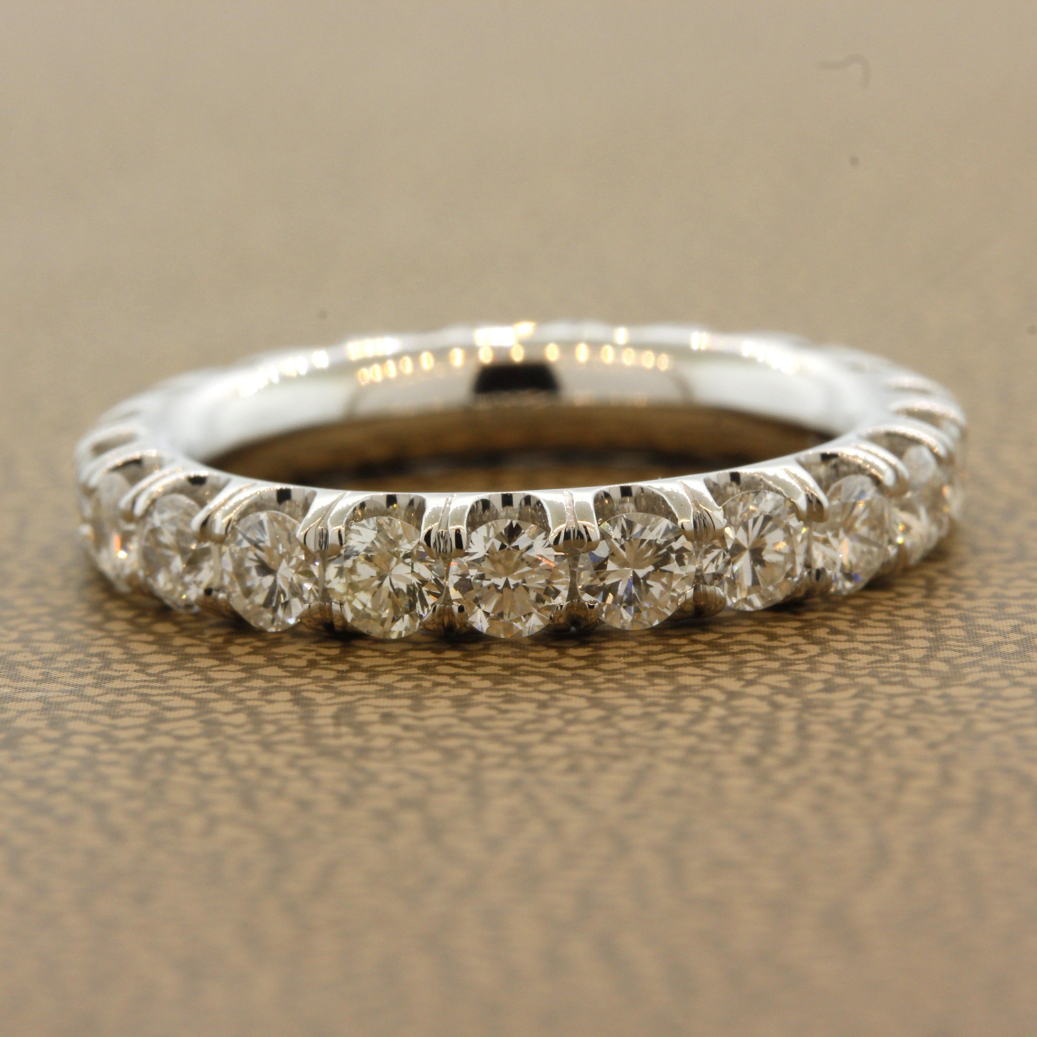 Une bague d'éternité classique en diamant avec 2,35 carats de diamants ronds taille brillant. Ils sont parfaitement assortis en taille et en couleur, ce qui en fait un ensemble impressionnant de diamants. Réalisé en or blanc 14k et prêt à être
