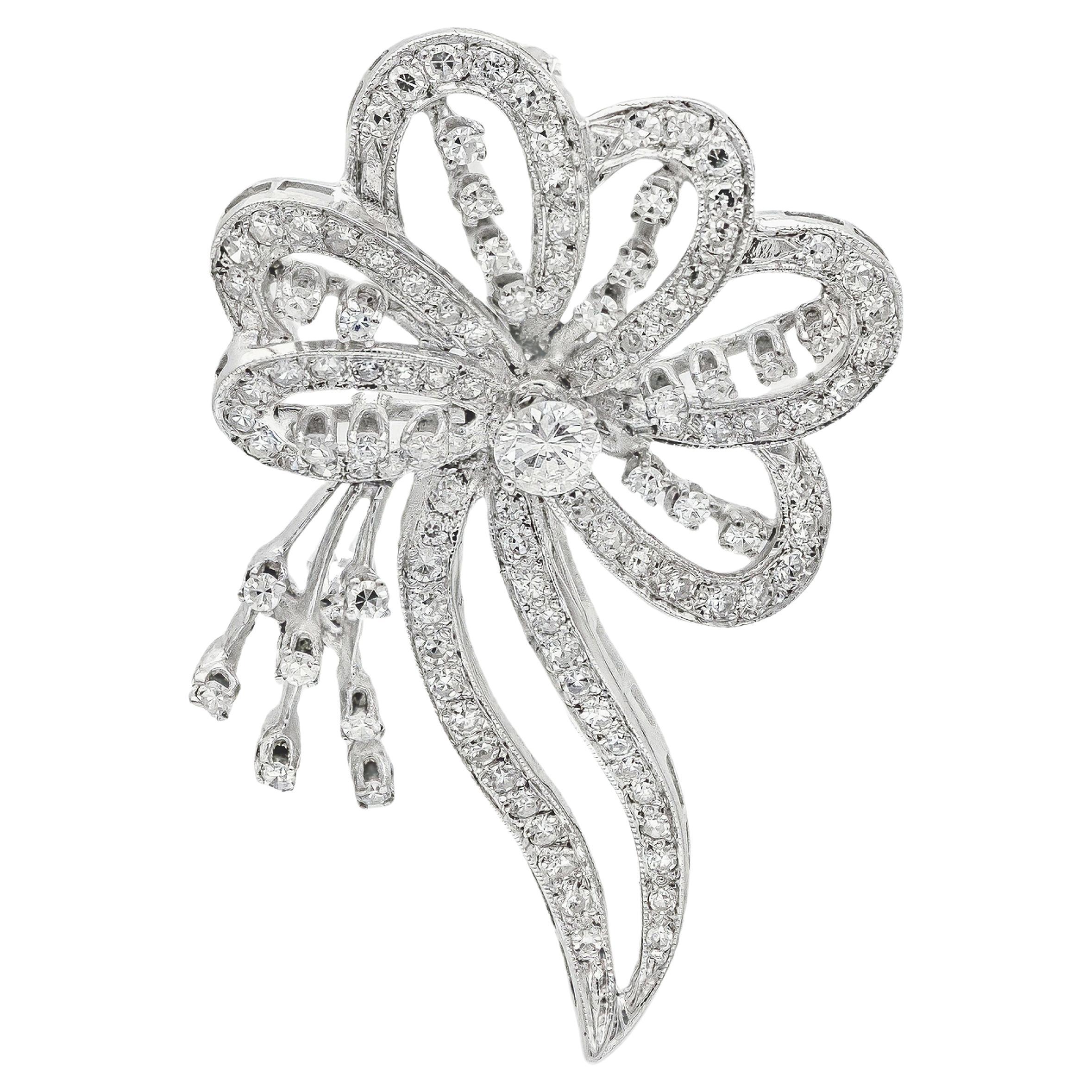 Spilla a fiore in oro con diamante