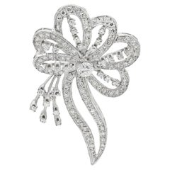 Spilla a fiore in oro con diamante