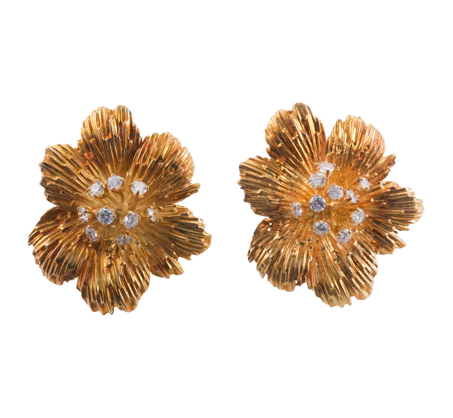 Taille ronde Boucles d'oreilles fleurs en or avec diamants en vente