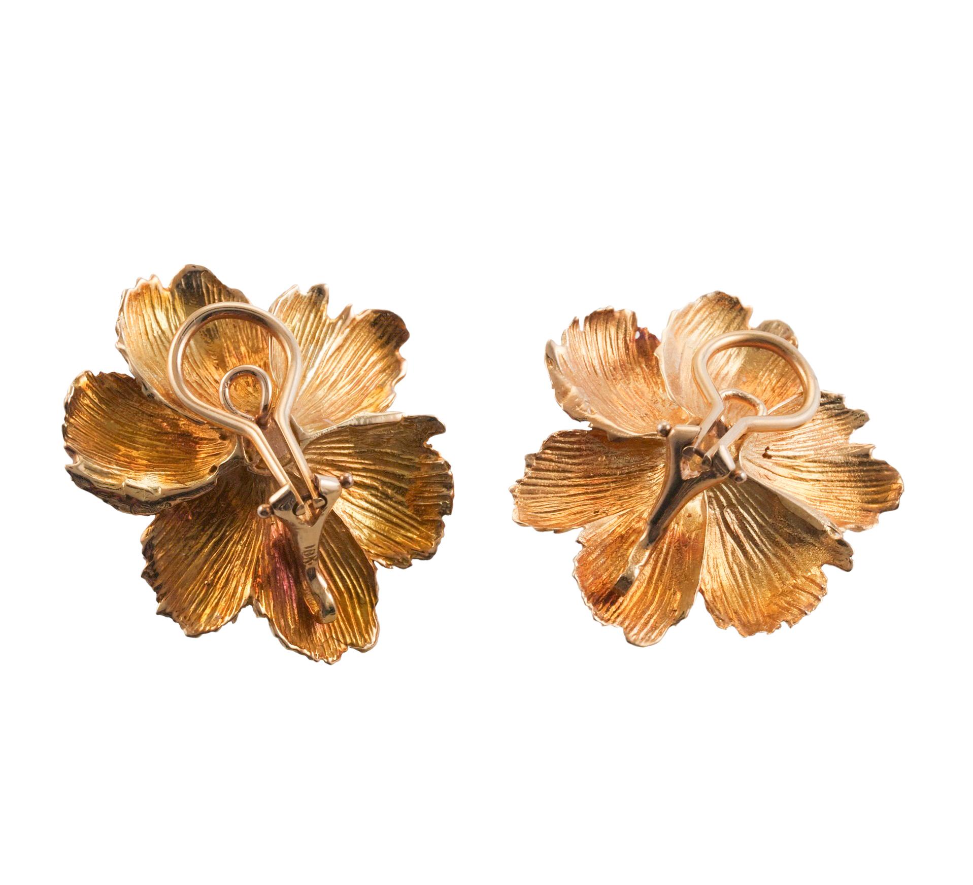Diamond Gold Flower Earrings In Excellent Condition For Sale In New York, NY