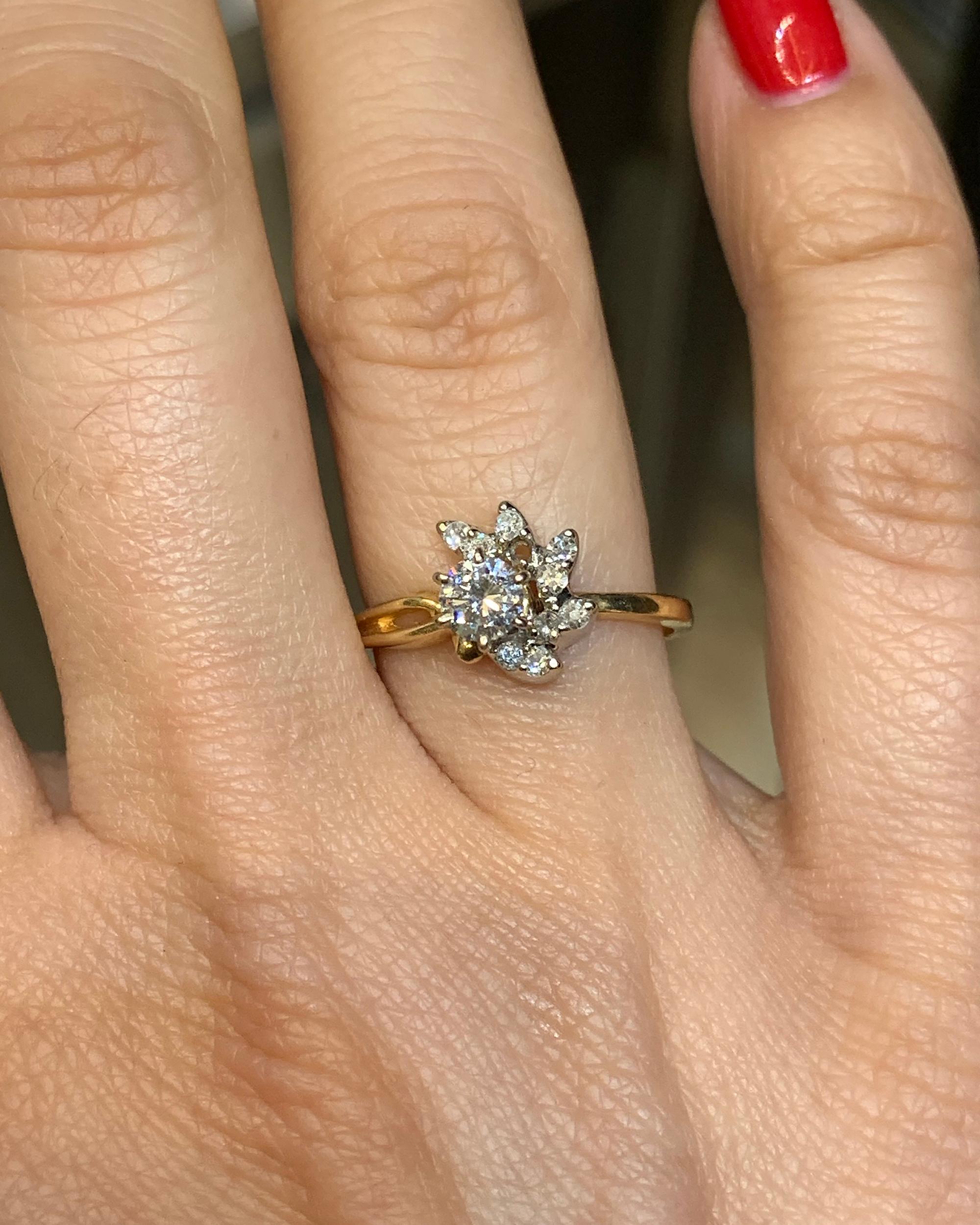 Diamond Gold Flower Ring In Excellent Condition For Sale In New York, NY