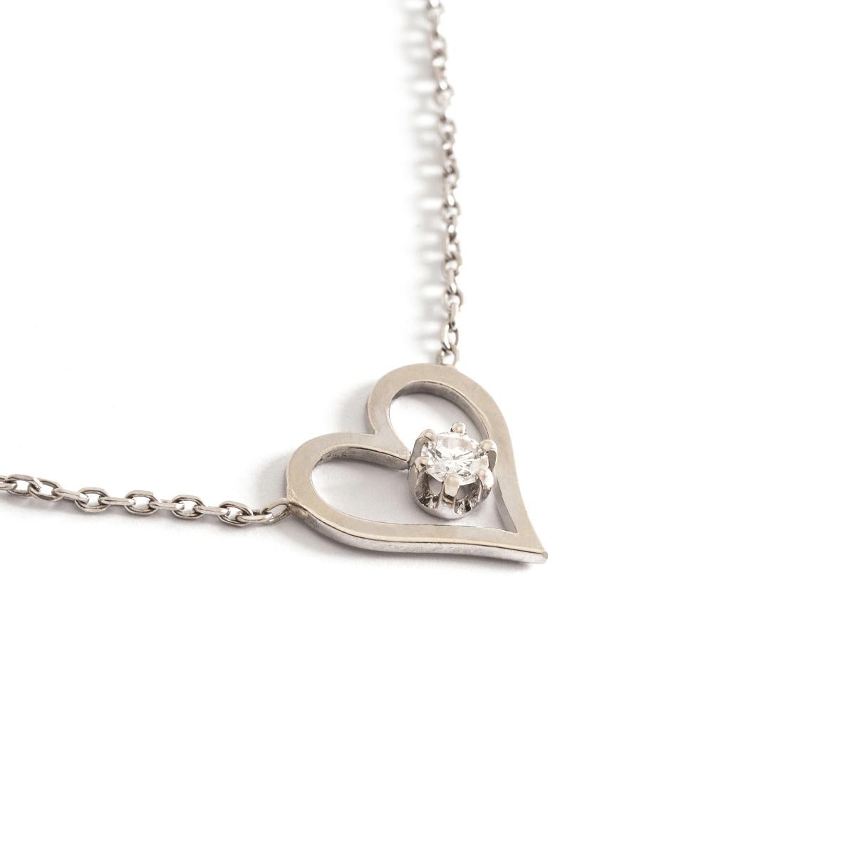 Diamond on white Gold Heart shape Pendant on chain Necklace.
Diamond estimated weight: 0.31 carat.
Pendant length: 1.34 centimeters.
Necklace length: 34.00 centimeters.