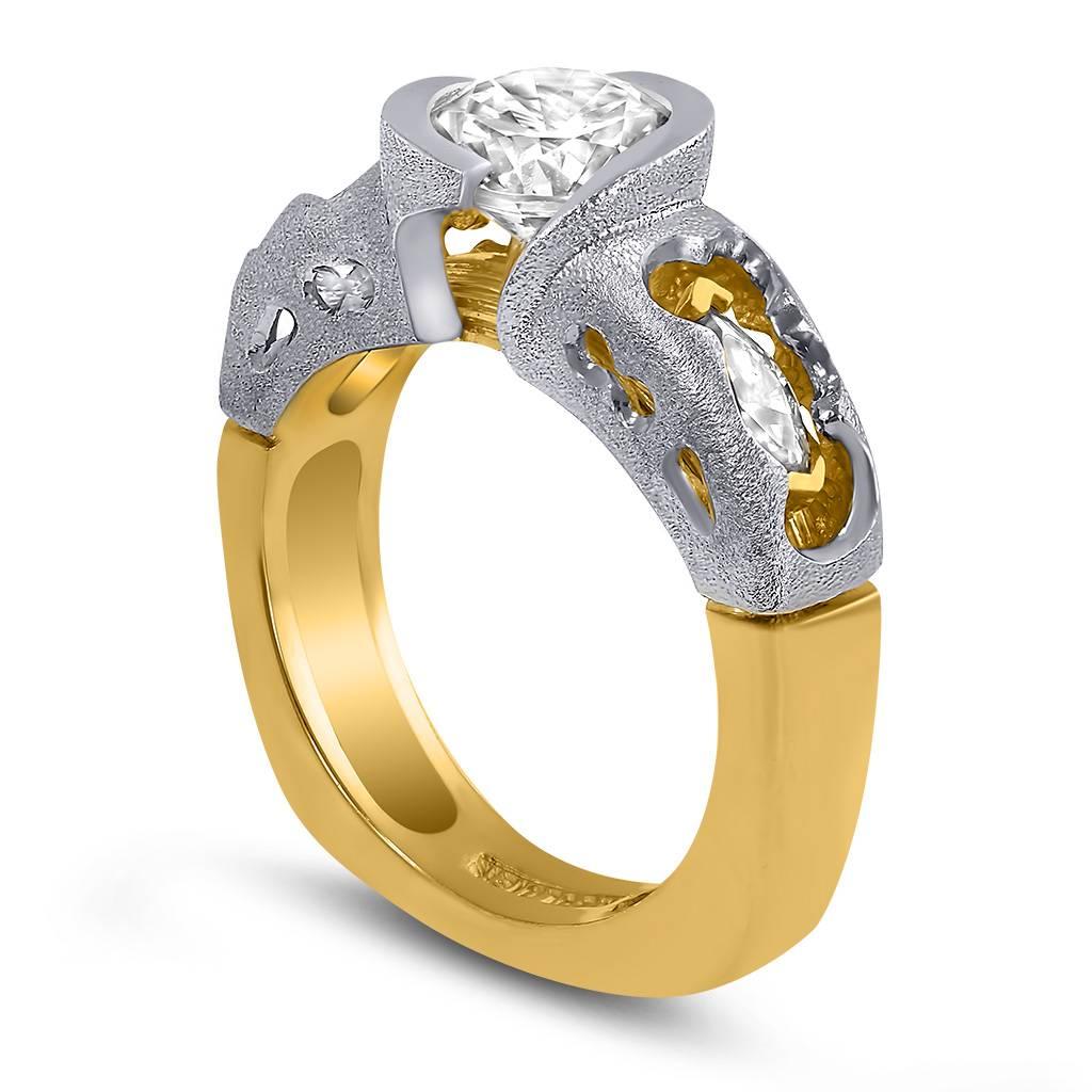 Come il riflesso delle stelle in un fiume mistico di notte, ogni disegno di questa collezione ipnotica ispira a scoprire i regni nascosti dell'altro e a crescere insieme nello spirito e nell'amore. Realizzato a mano a NYC. Diamanti bianchi: 2