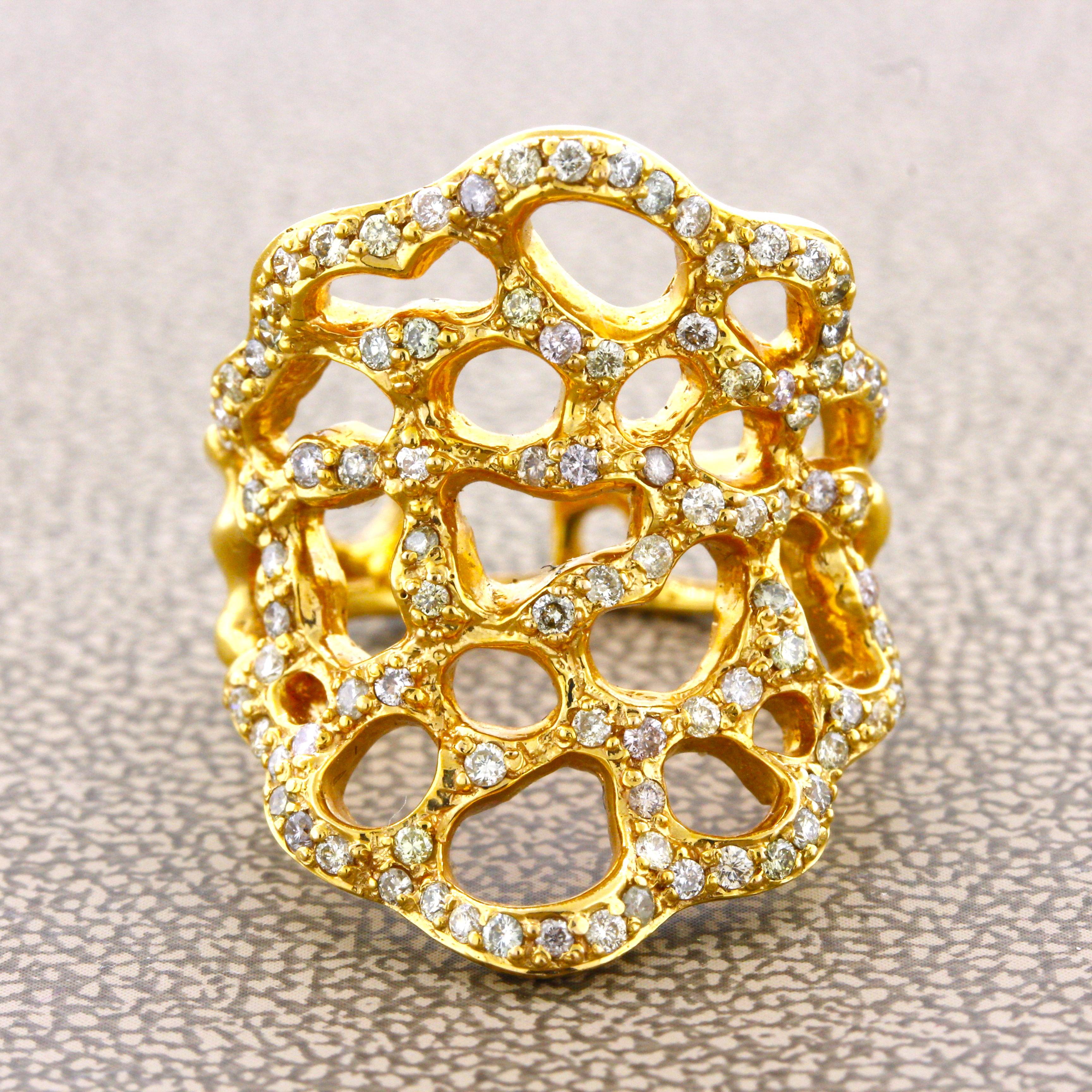 Ein süßer und stilvoller Ring aus glänzendem 18-karätigem Gelbgold in Form einer Honigwabe! Ein einzigartiges Design, das mit 0,84 Karat runden Diamanten im Brillantschliff besetzt ist, die dem Schmuckstück Glanz und Brillanz verleihen. Hergestellt