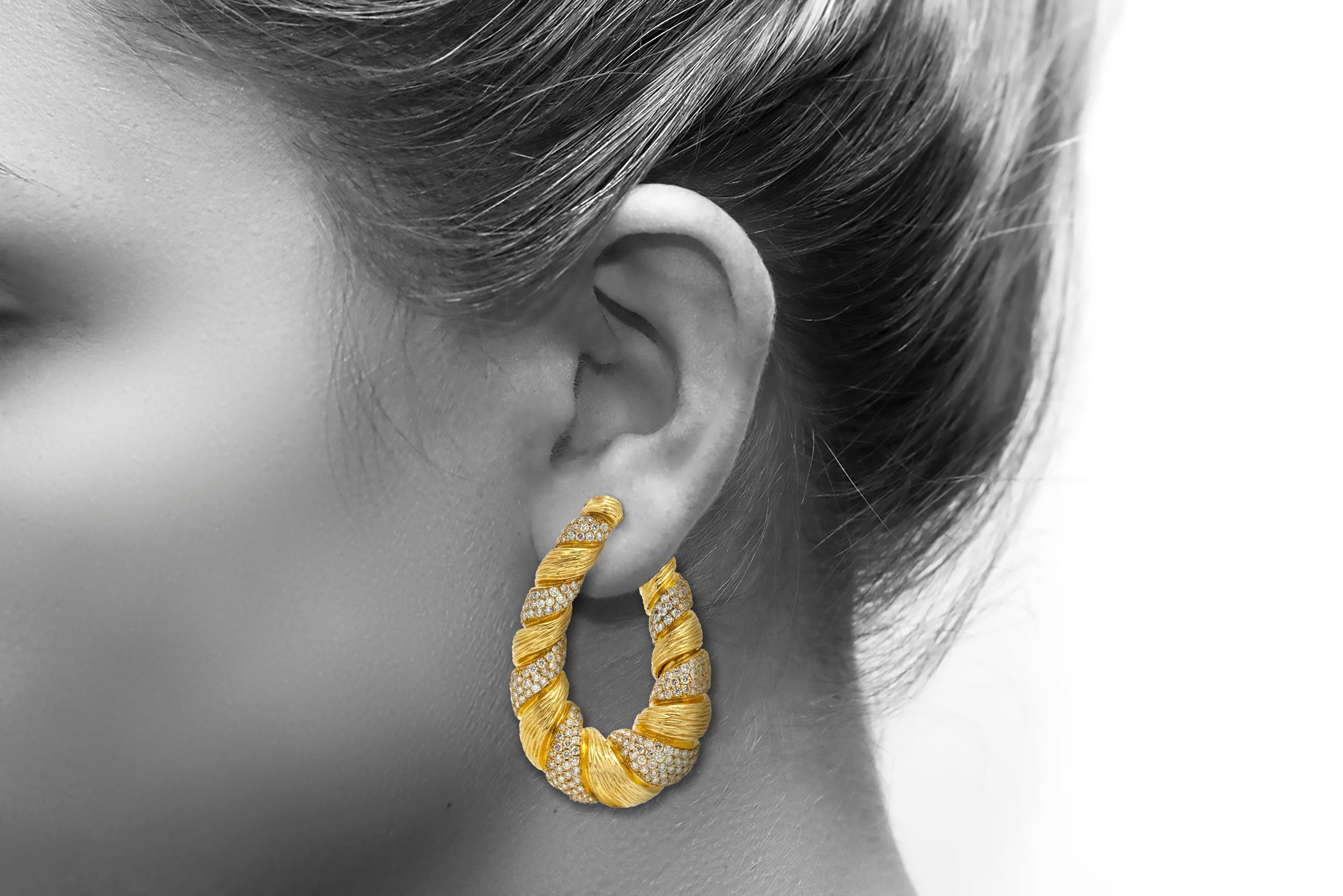 Diamond Gold Hoop Earrings In Good Condition In New York, NY