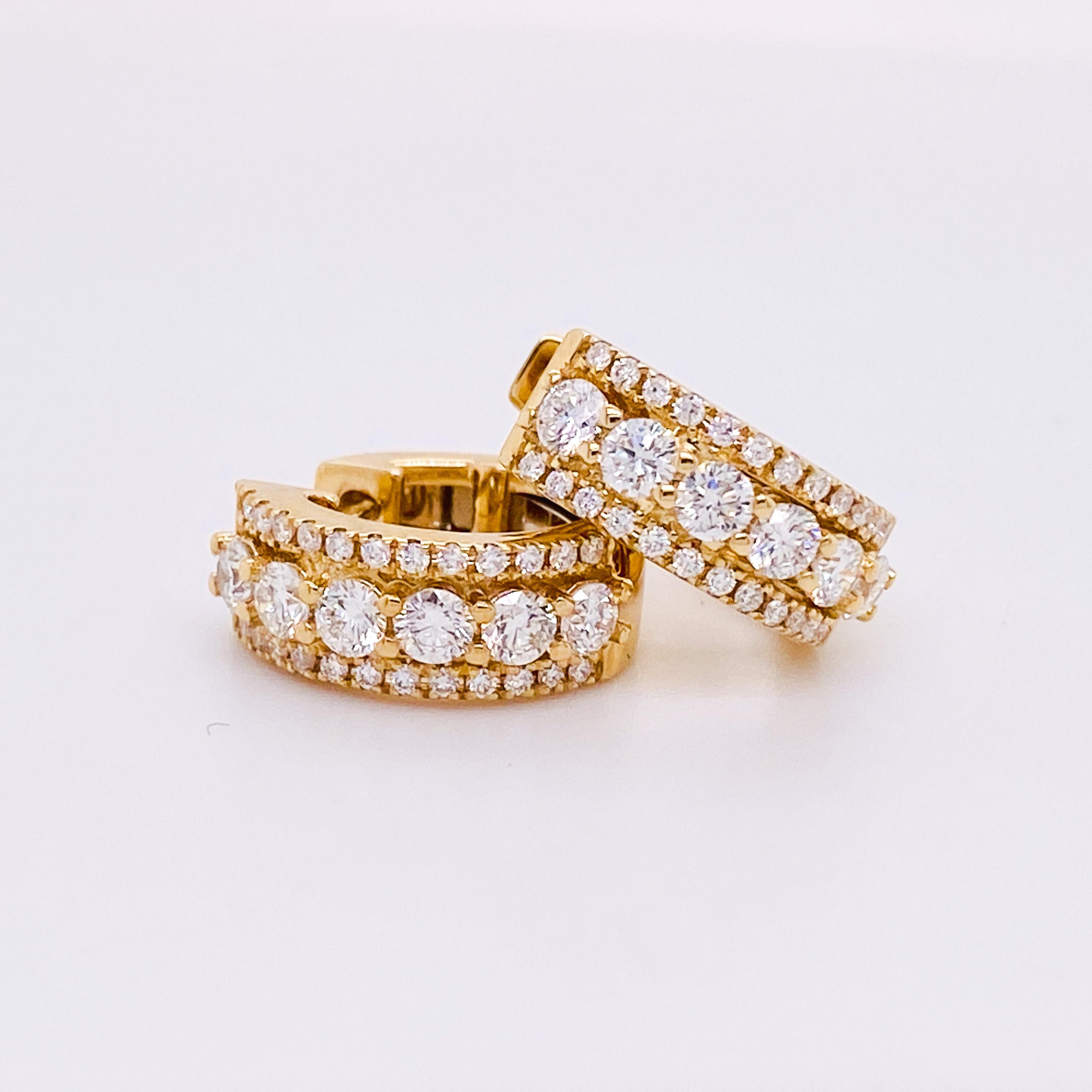 Contemporain Boucles d'oreilles Huggie en or jaune 14 carats avec triple rangée de diamants en vente