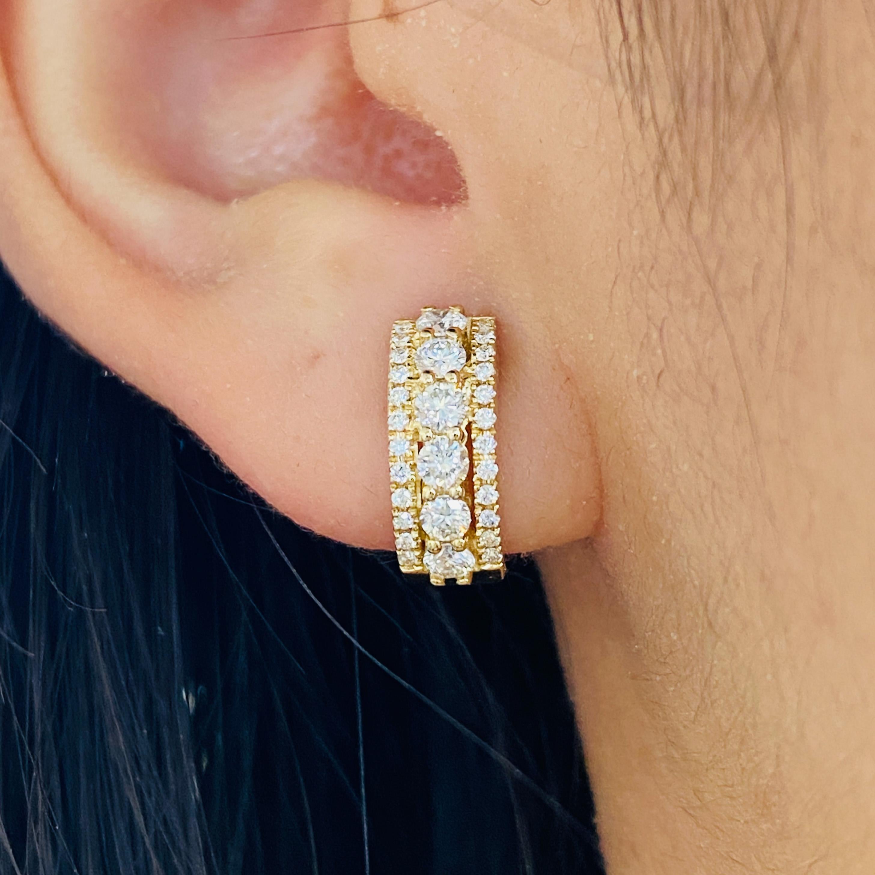 Taille ronde Boucles d'oreilles Huggie en or jaune 14 carats avec triple rangée de diamants en vente