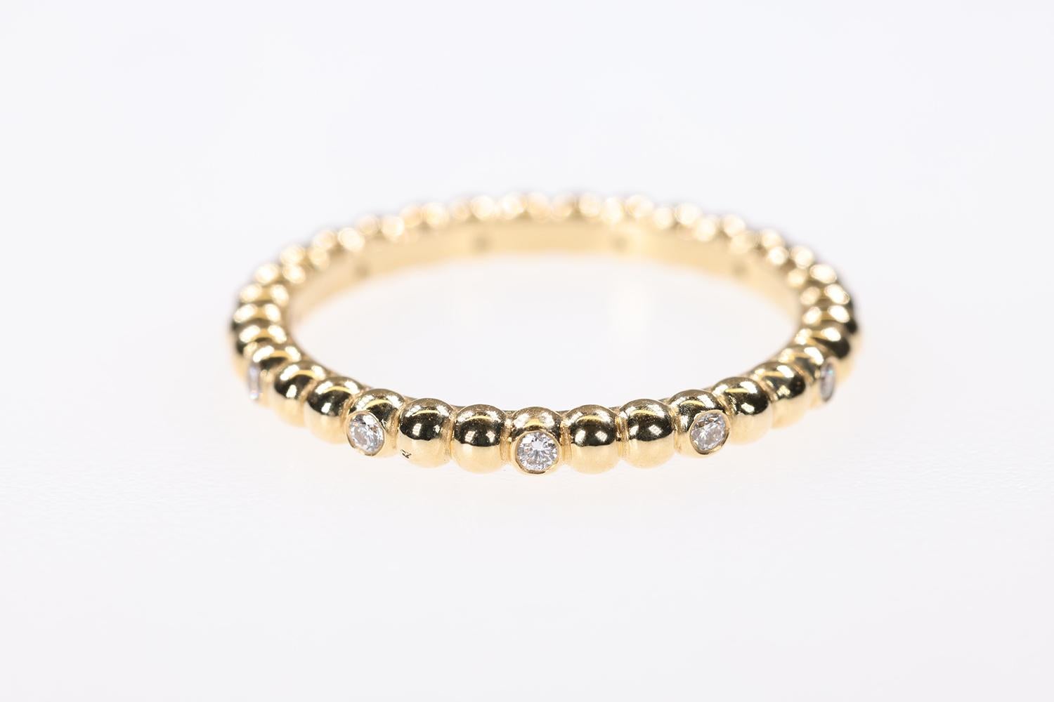 Cette magnifique bague en or jaune 18 carats est fabriquée avec les alliages et les diamants les plus fins. La bague comporte 12 magnifiques diamants G/H VS1 de 1,5 mm de diamètre. La bague est fabriquée par la société AT&T dans ses studios