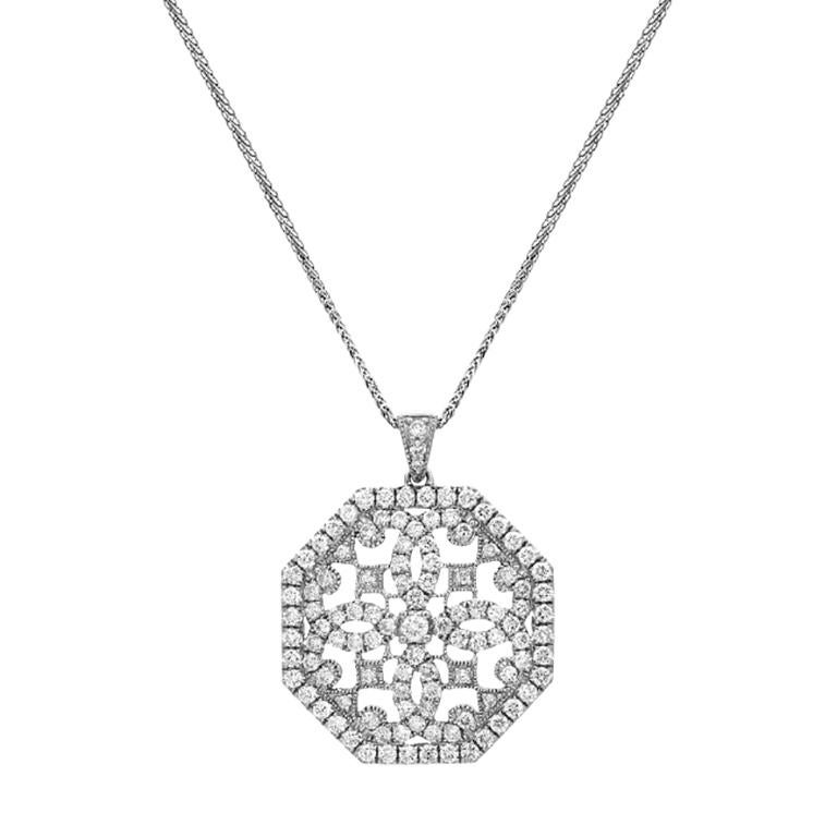 Questo pendente ottagonale presenta 1,75 carati di diamanti tondi brillanti per creare un design unico e stravagante.  Incastonato in oro bianco 14 carati.

Lunghezza della catena: 18 pollici

Lunghezza del ciondolo: 1 3/16

Larghezza del pendente:
