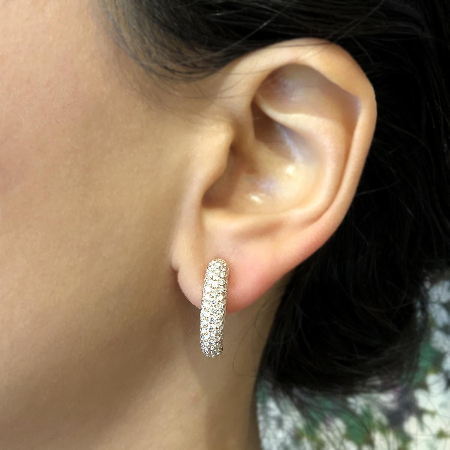 Diamond Gold Oval Hoop Earrings In New Condition For Sale In Beverly Hills, CA