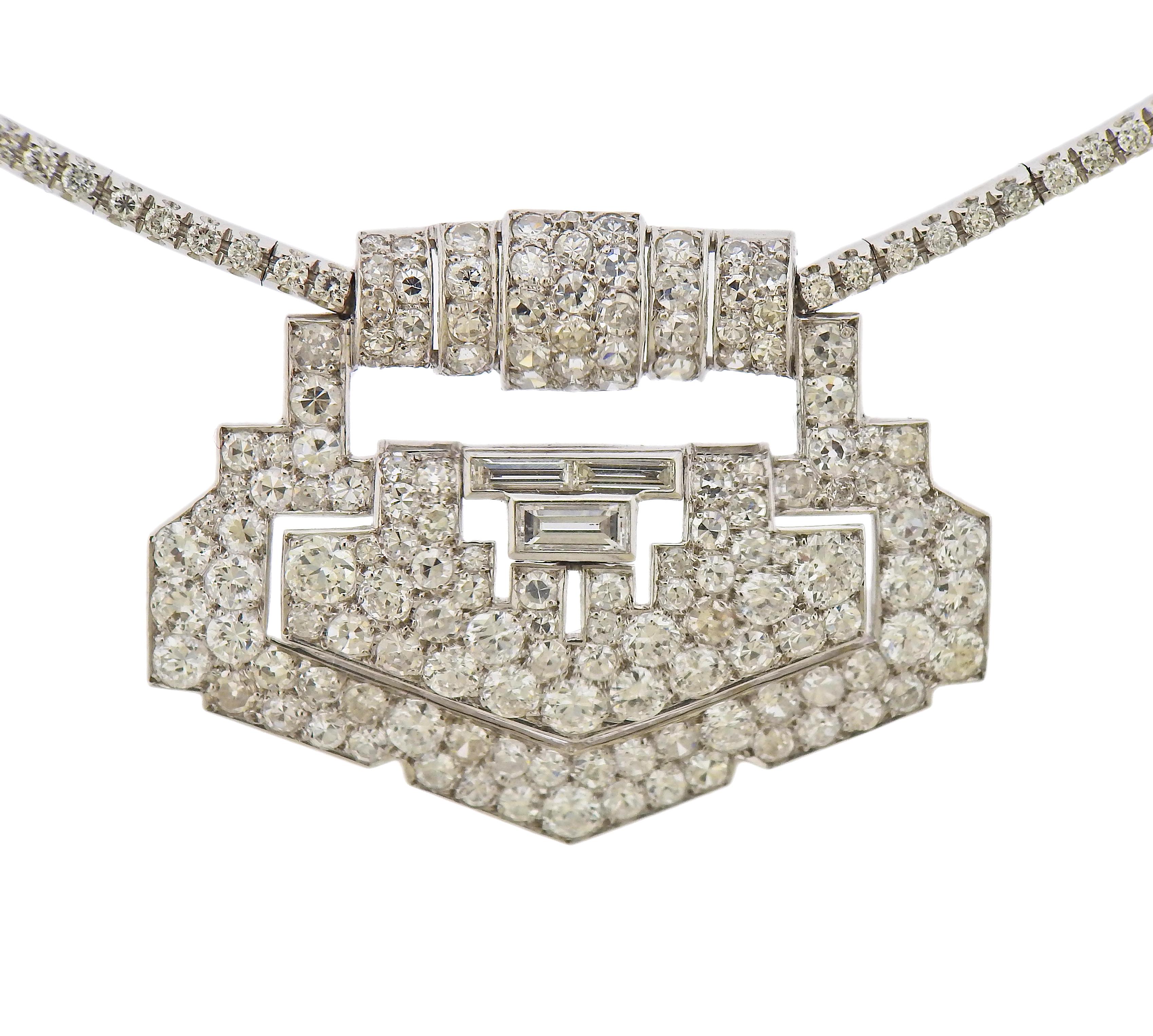 Collana in oro bianco 18k con pendente in stile Deco, con circa 2,80-3,00ctw di diamanti incastonati. La collana è lunga 17,5