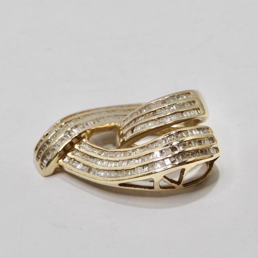 Ce pendentif en or jaune 10K incrusté de diamants circa 1950 est la pièce intemporelle parfaite à ajouter à votre collection ! Ce magnifique or 10K est accompagné de 3 rangées de diamants baguettes imbriqués les uns dans les autres, dans une forme