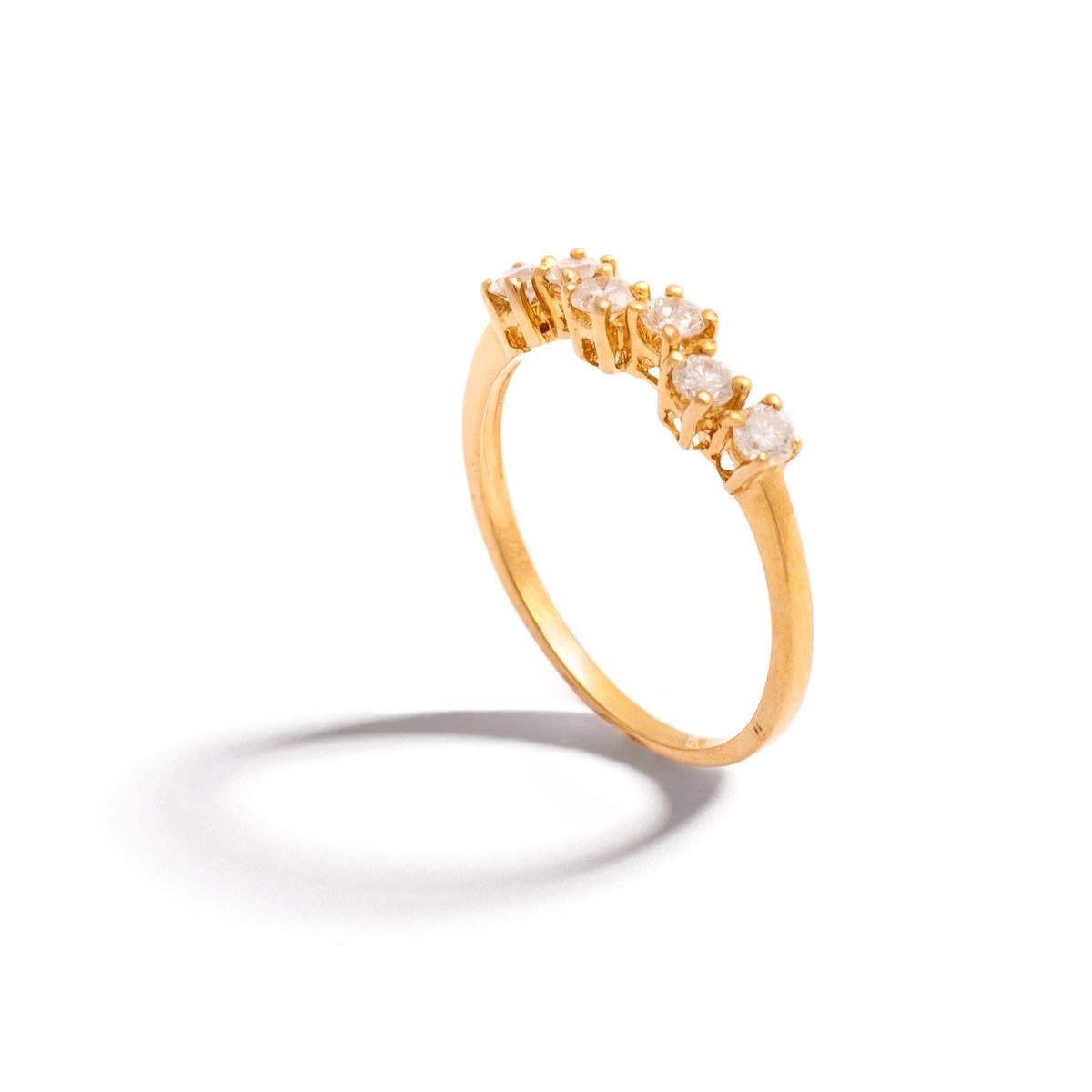 Diamond round cut on yellow gold ring.
Diamond estimated weight: 0.42 carat total.
Modern cut. Estimated to be H-I color and Si clarity.
Ring Size: 7.
Gross weight: 1.95 grams.