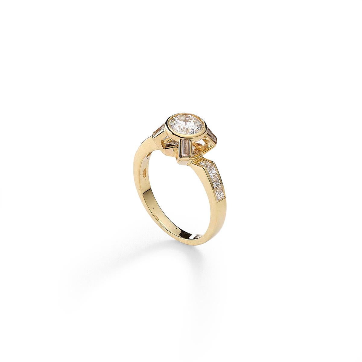 Ring in 18kt yellow gold set with one diamond 0.83 cts, 4 baguette cut diamonds 0.22 cts and 10 square diamonds 0.51 cts Size 53              