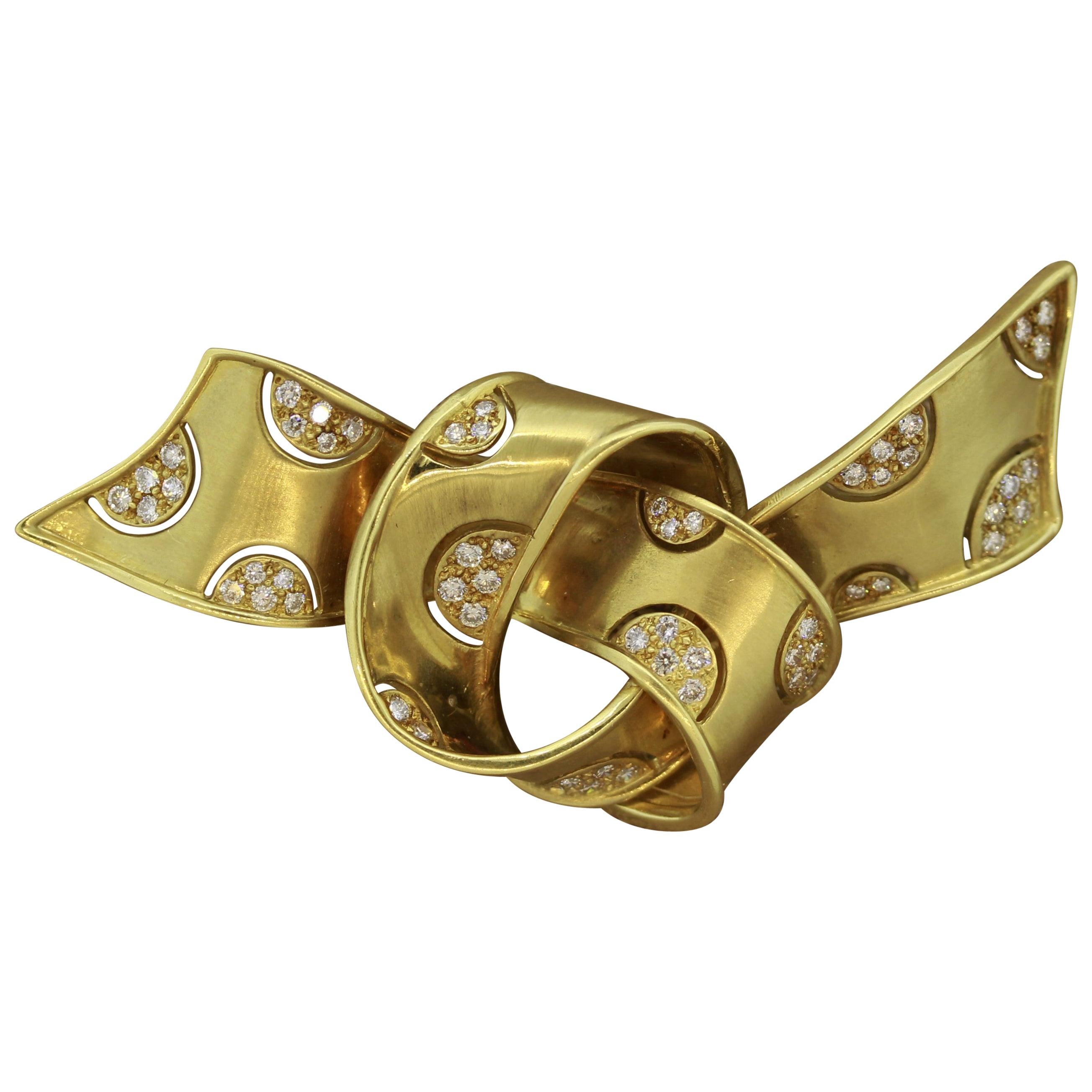 attain brooch / gold