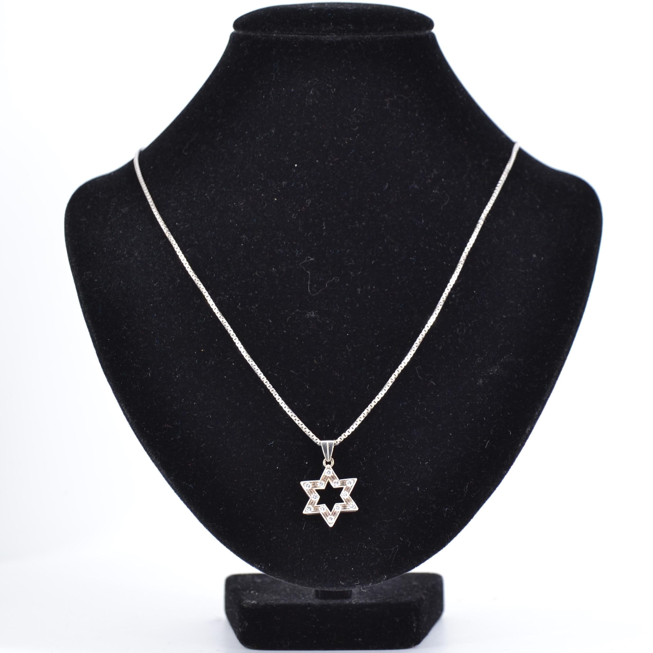 Diamond Gold Star Pendant with Chain In Excellent Condition For Sale In Poitiers, FR