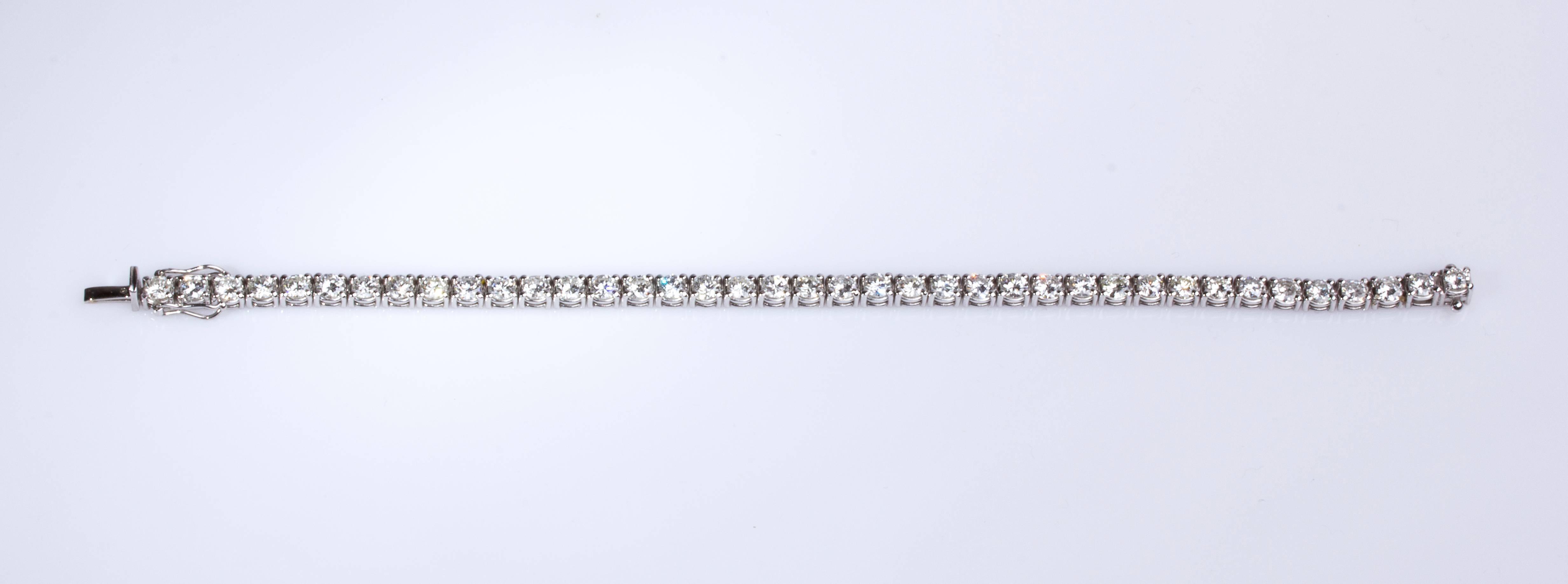 Diamond bracelet set round brilliant-cut diamonds weighing 7.00 ct, G-H color, VVS-SI clarity. Italian assay mark 750. Weight 17.4 gr. Item condition grading: **** good.