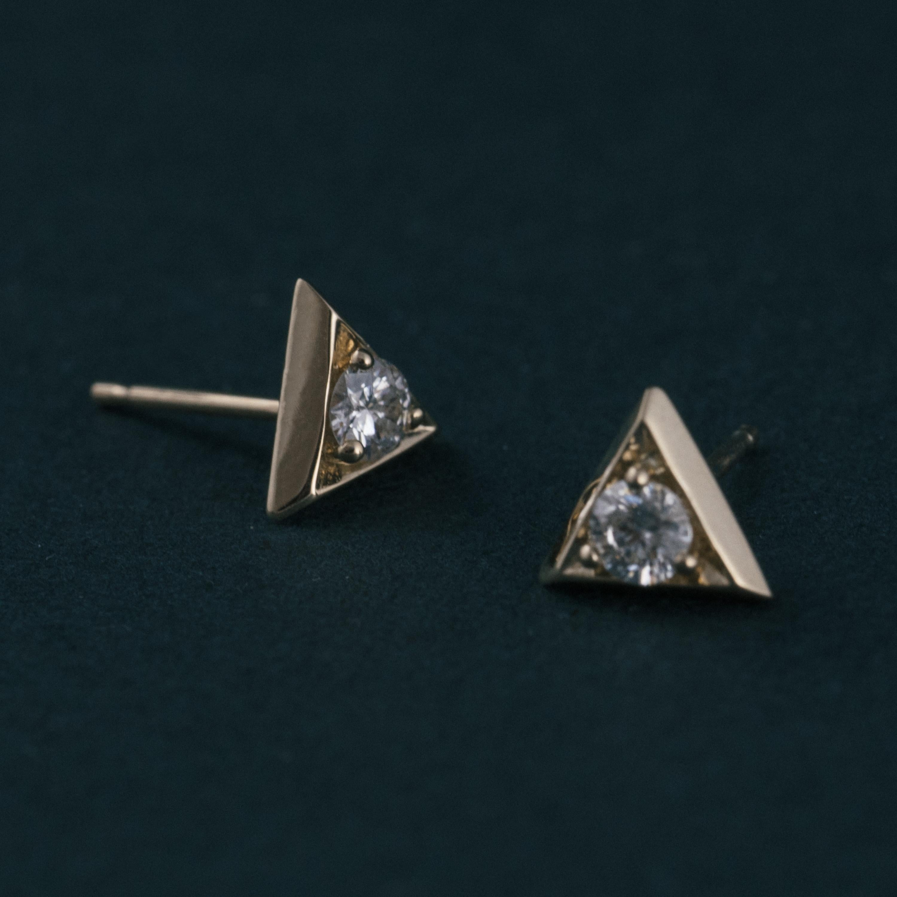 Diamant-Gold-Dreieck-Ohrstecker (Zeitgenössisch) im Angebot