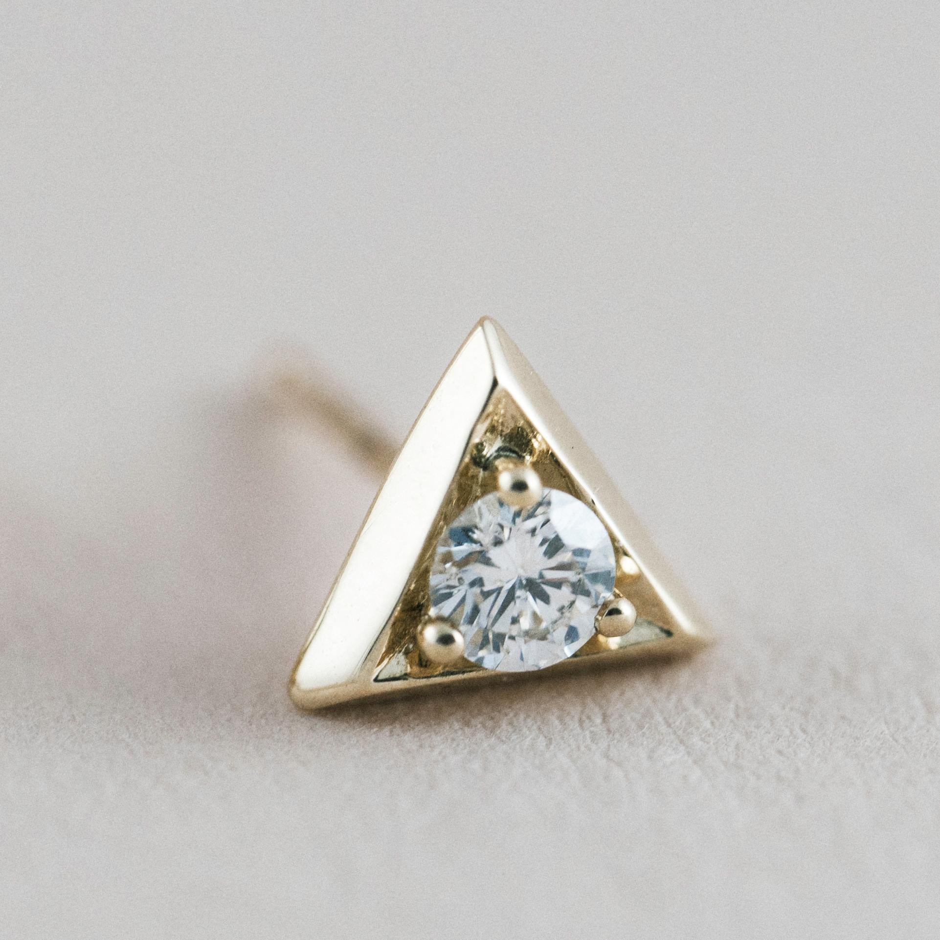 Taille ronde Clous d'oreilles triangulaires en or et diamants en vente