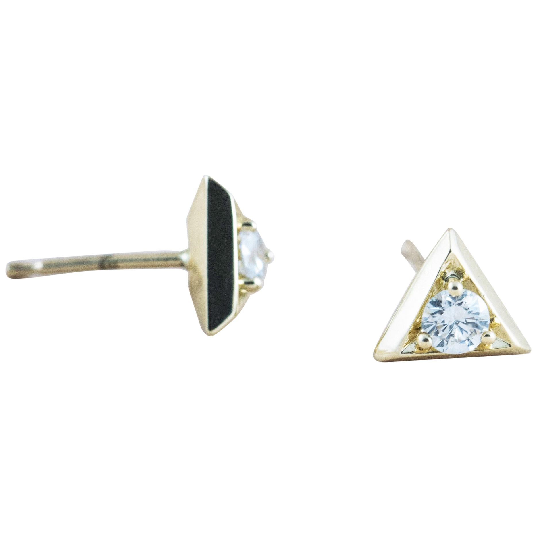 Clous d'oreilles triangulaires en or et diamants en vente