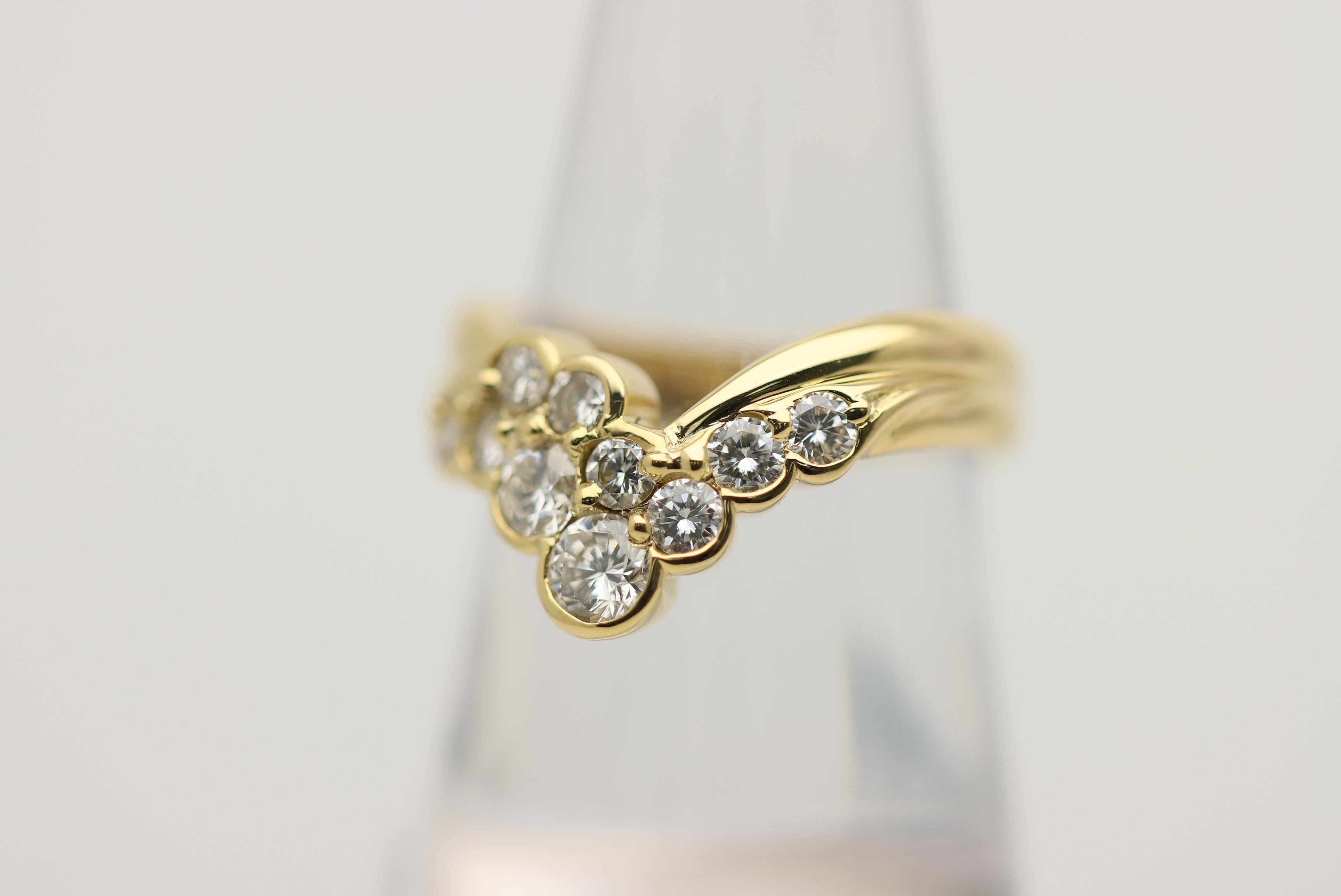 Diamond Gold V-Shape Band Ring In New Condition For Sale In Beverly Hills, CA