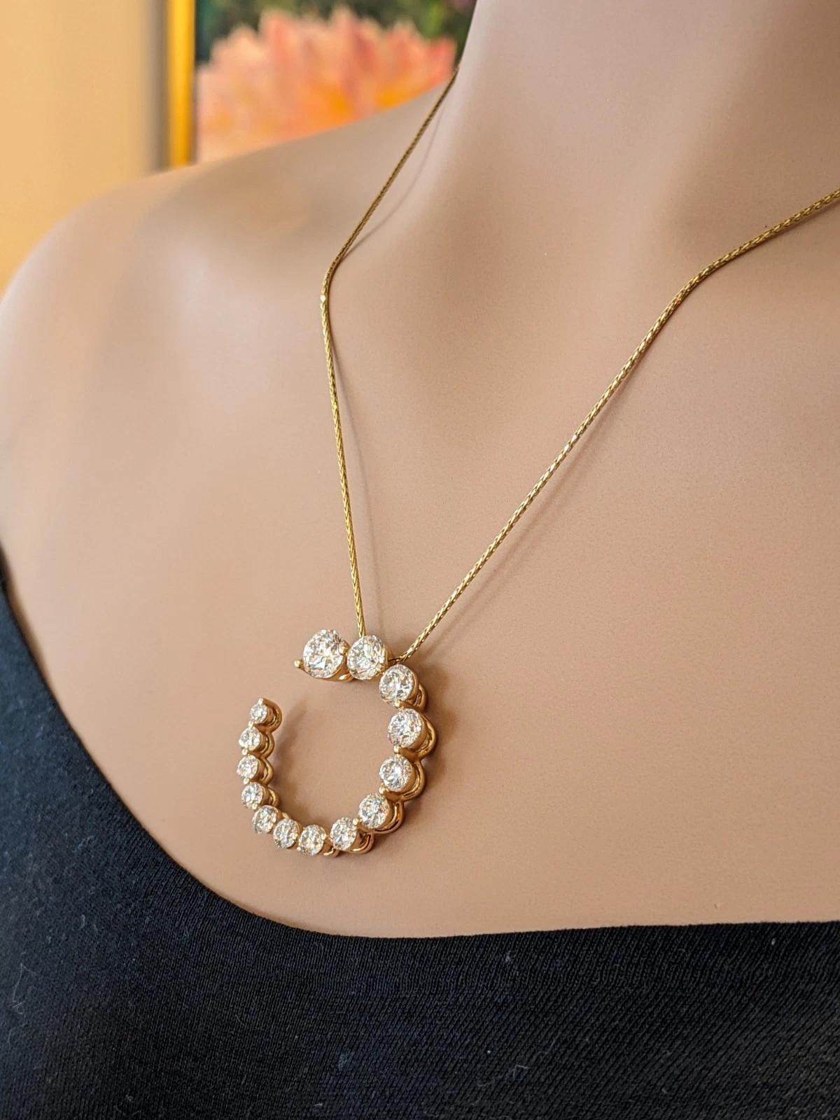 Collier pendentif diamant tourbillon ~3.5cttw en or jaune 14k

Le pendentif tourbillon en diamant sur chaîne présente 14 diamants ronds naturels de taille brillante allant de 0,05 à 0,77 carat, pesant environ 3,5 carats au total, le tout serti dans