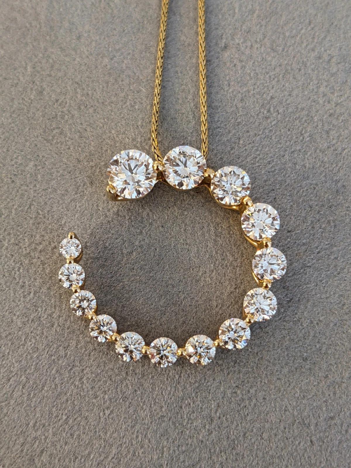 Taille ronde Collier pendentif tourbillonnant avec diamants de 3,5 carats poids total en or jaune 14 carats en vente