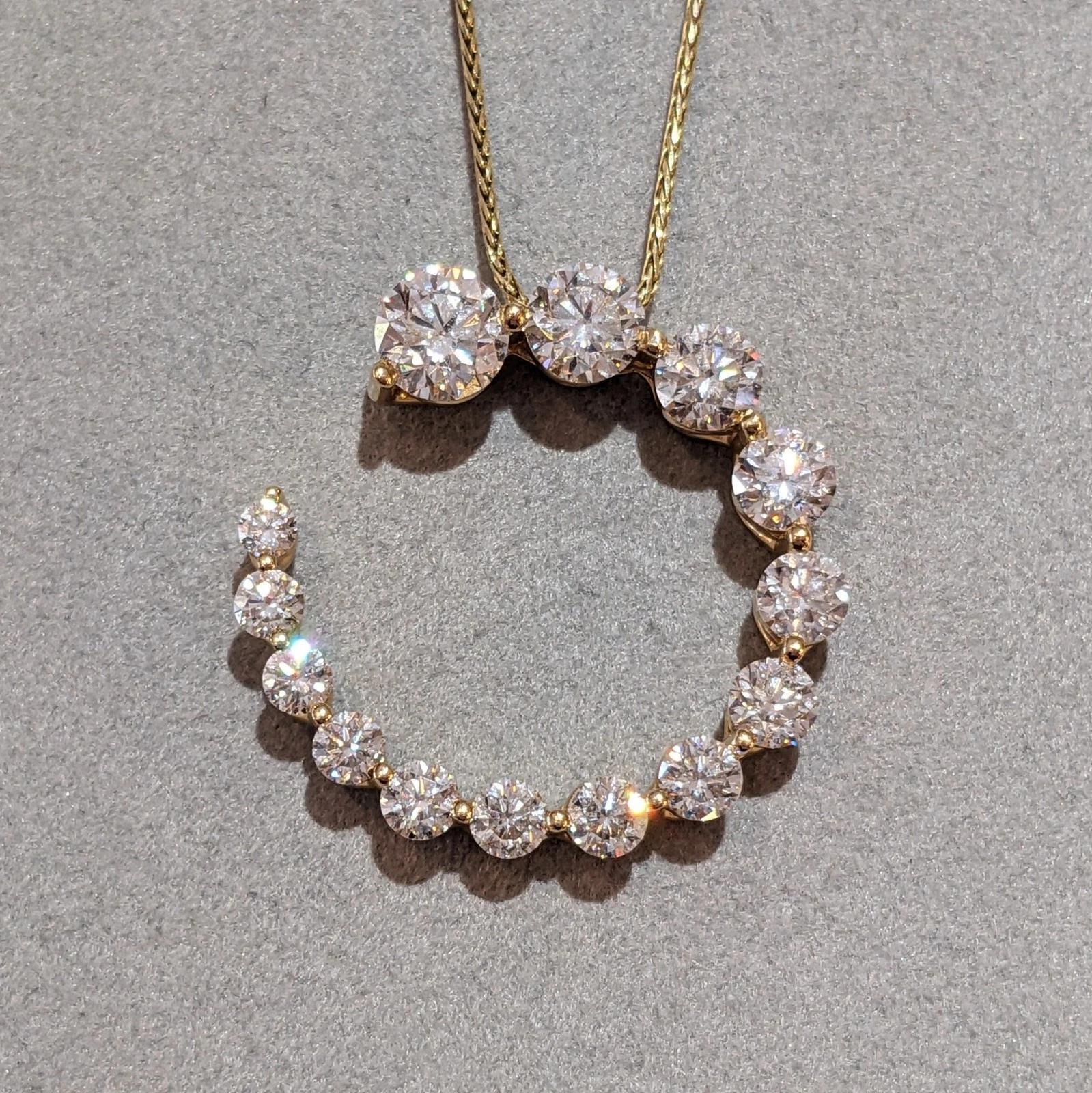 Collier pendentif tourbillonnant avec diamants de 3,5 carats poids total en or jaune 14 carats Excellent état - En vente à La Jolla, CA