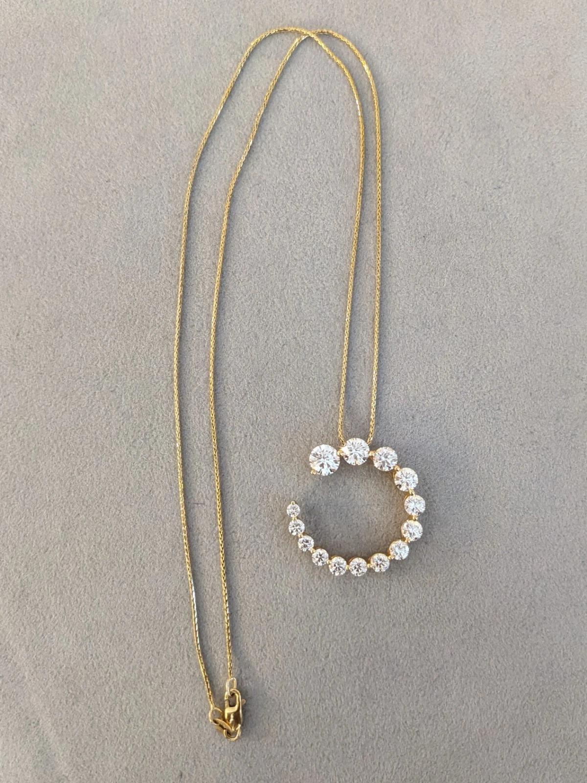 Collier pendentif tourbillonnant avec diamants de 3,5 carats poids total en or jaune 14 carats Pour femmes en vente