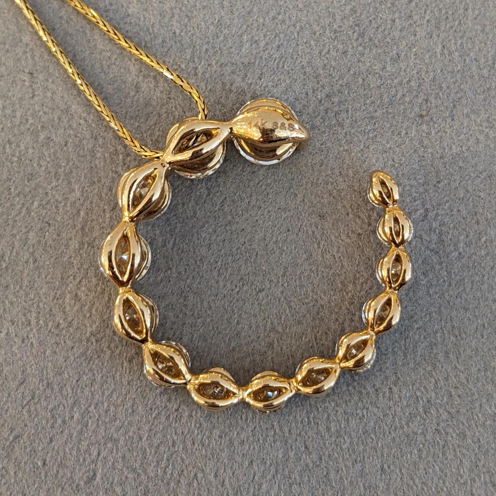 Collier pendentif tourbillonnant avec diamants de 3,5 carats poids total en or jaune 14 carats en vente 1