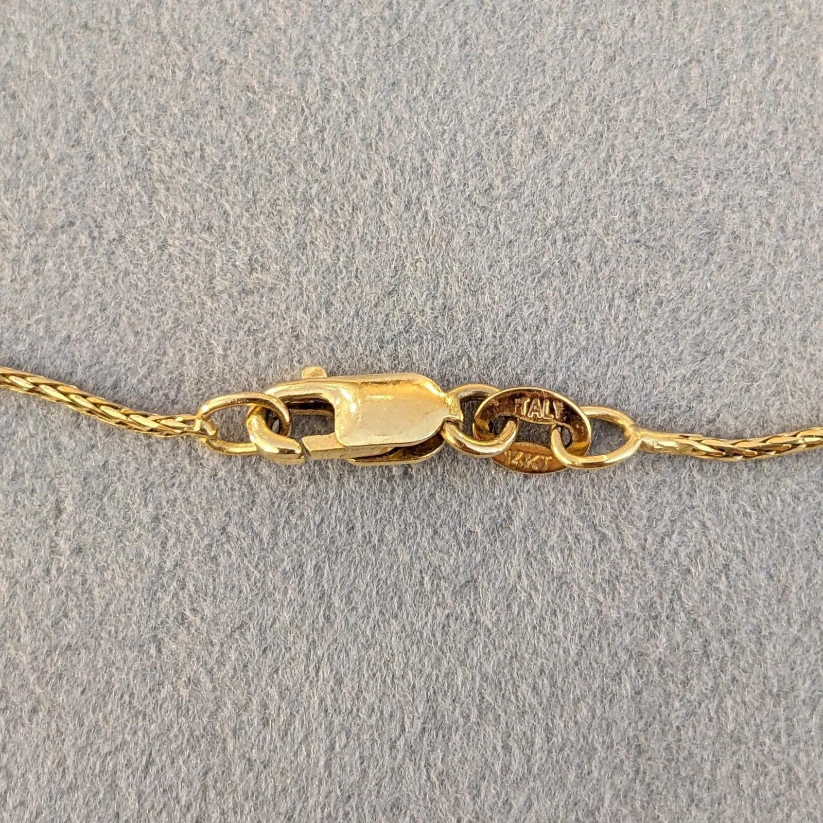 Collier pendentif tourbillonnant avec diamants de 3,5 carats poids total en or jaune 14 carats en vente 2