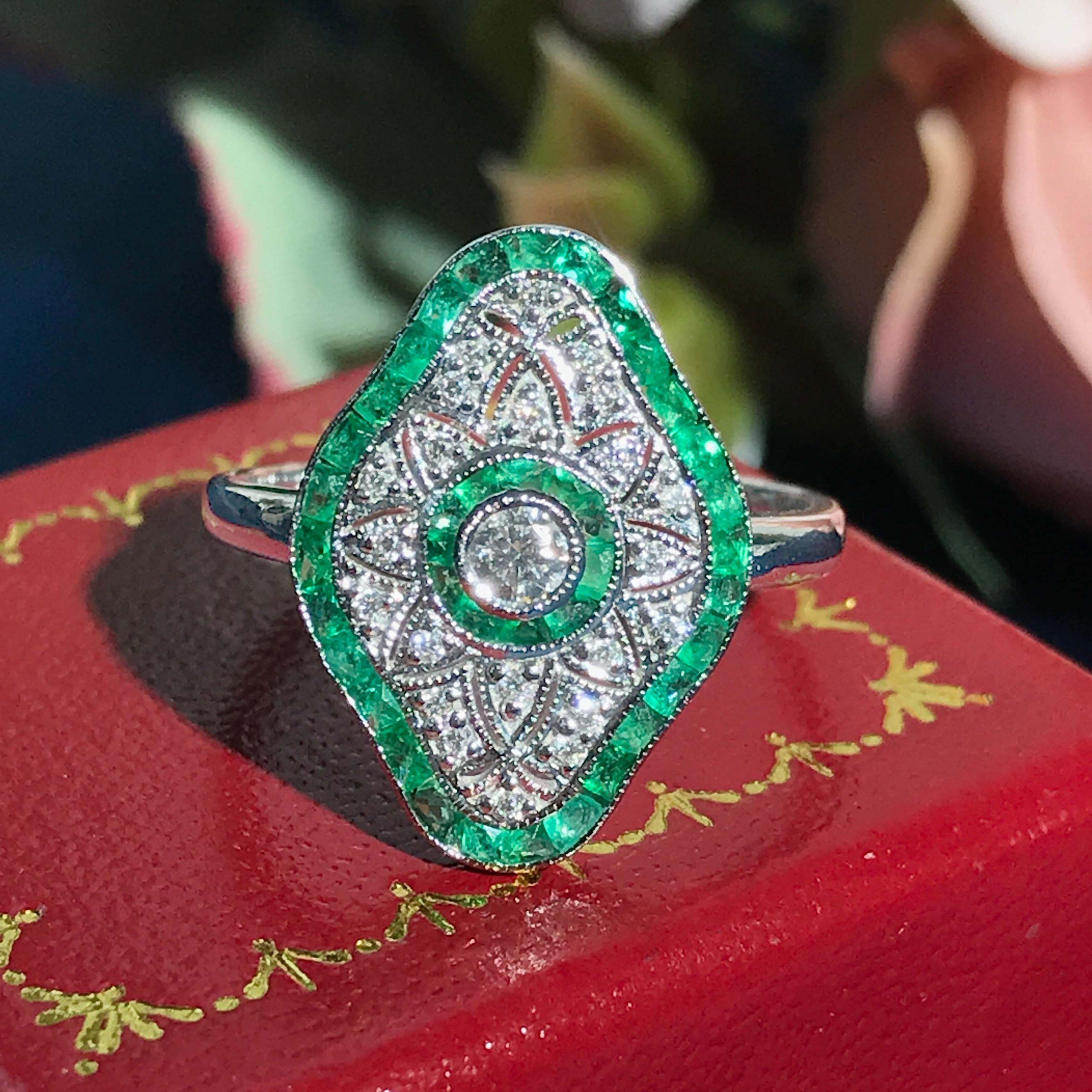 Bague en or blanc avec diamant et émeraude verte d'inspiration Art Deco Unisexe en vente