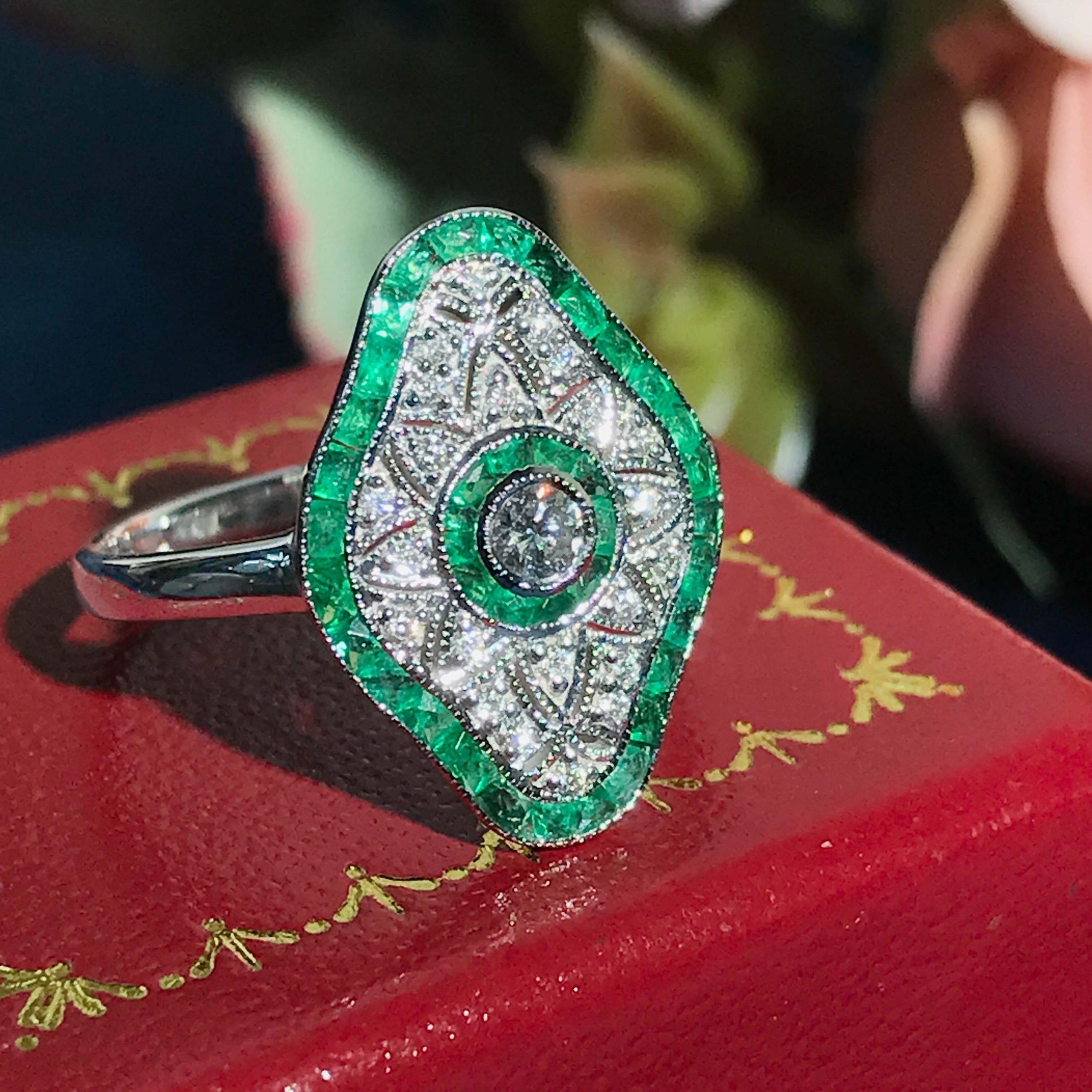 Bague en or blanc avec diamant et émeraude verte d'inspiration Art Deco en vente 1